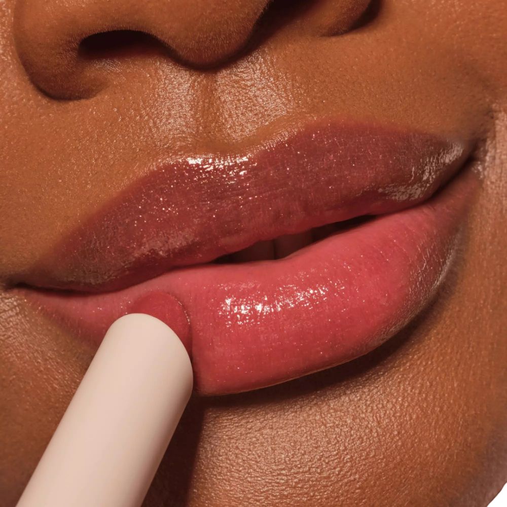 Lippen met Catrice Diamond Glaze Gloss Stick. De lipstick wordt op de lippen aangebracht.