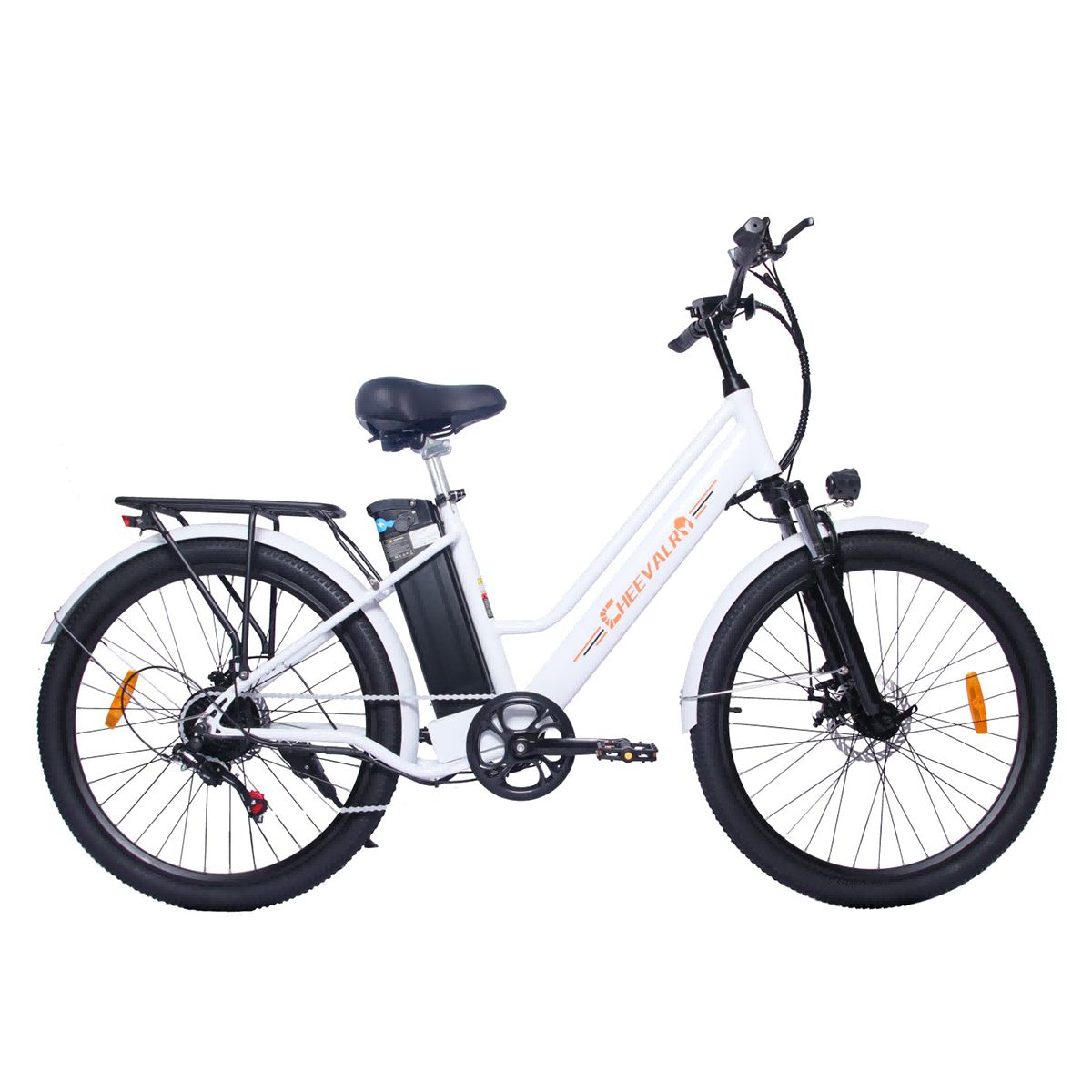 Witte elektrische fiets met zwart frame, bagagedrager en koplamp. Merk Cheevalry.