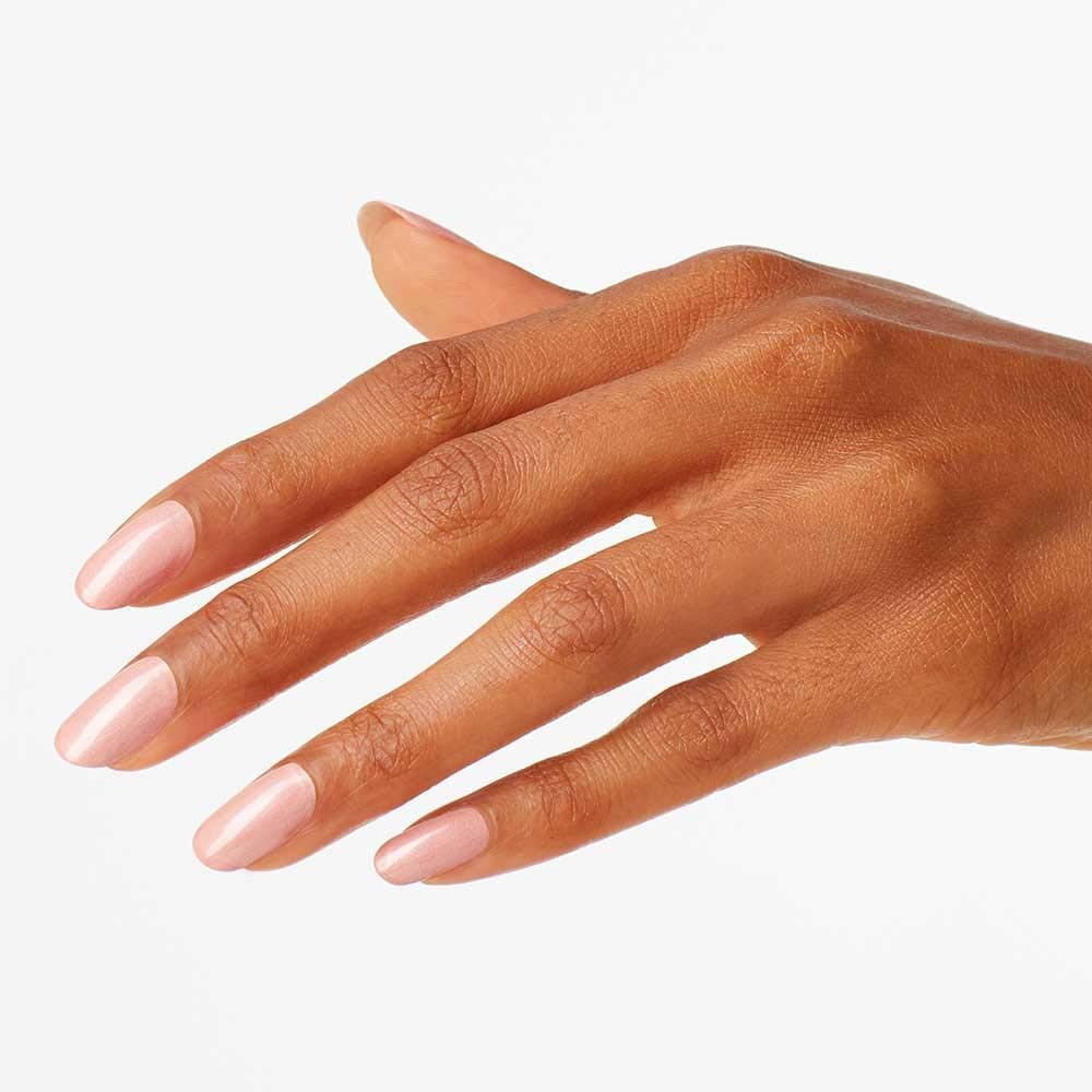 Hand met gelakte nagels. Roze nagellak op lange nagels. Op witte achtergrond.