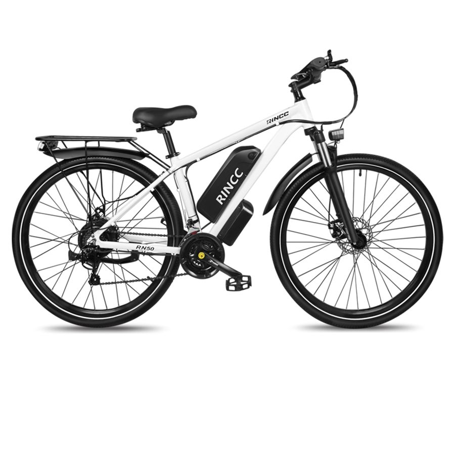 Witte elektrische mountainbike met zwarte banden, accu en bagagerek. Merk Rincc, model RN50. Zwart zadel.