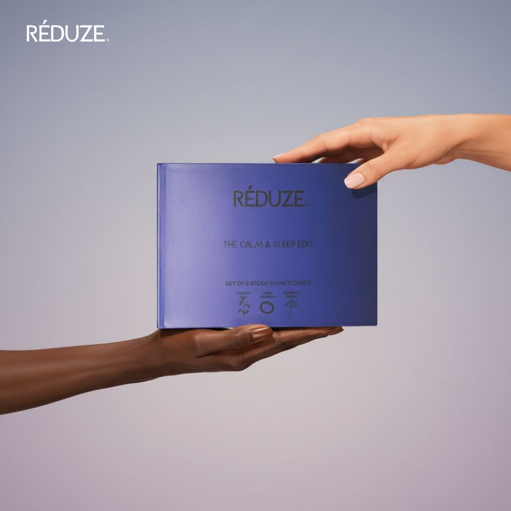 Mains tenant une boîte bleue. Inscription : RÉDUZE, The Calm & Sleep Edit.