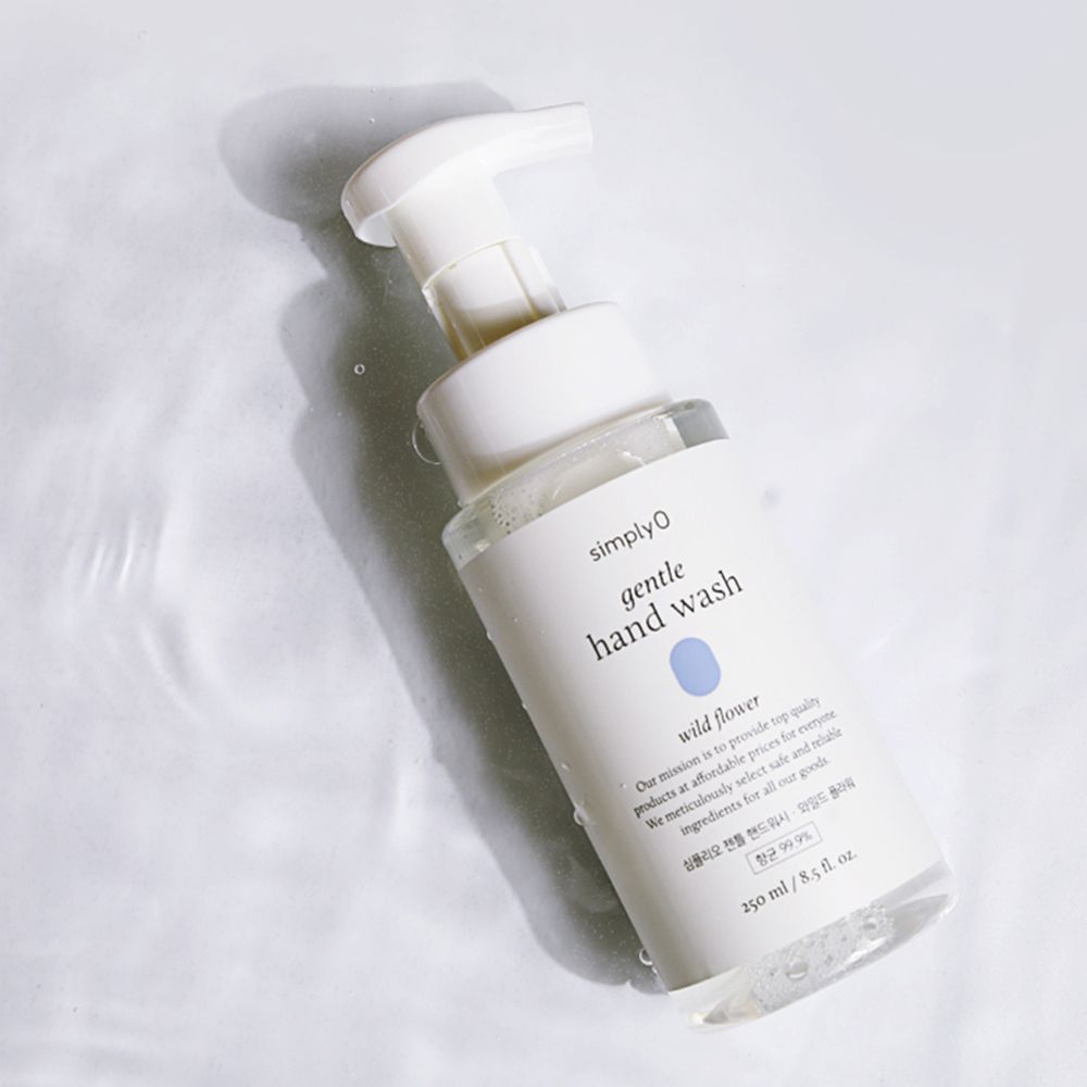 Flacon transparent avec pompe blanche. Inscription: simplyO gentle hand wash, wild flower. Produit dans l'eau.