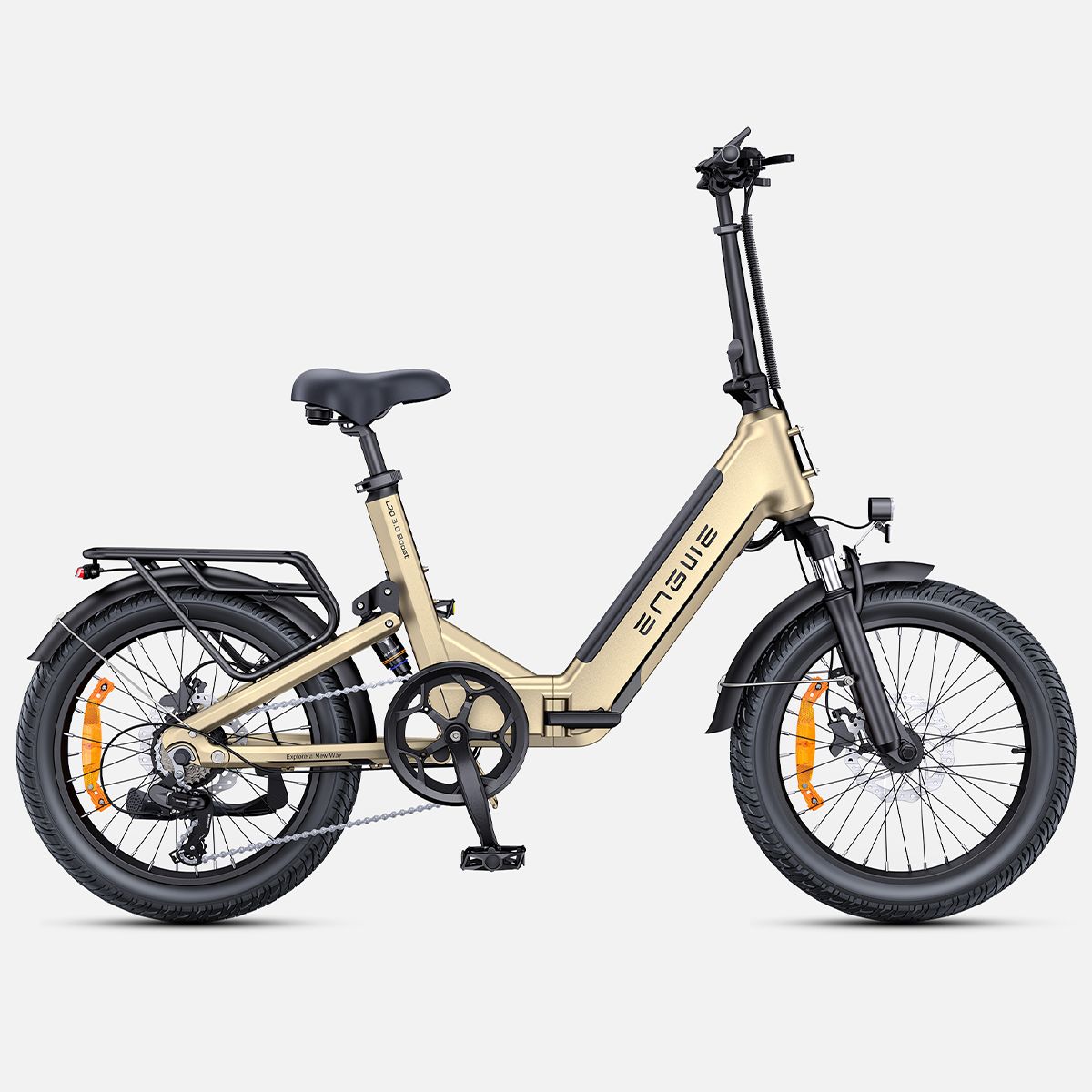 Vélo électrique beige avec éléments noirs. Marque ENGWE. Porte-bagages, garde-boue et phare.
