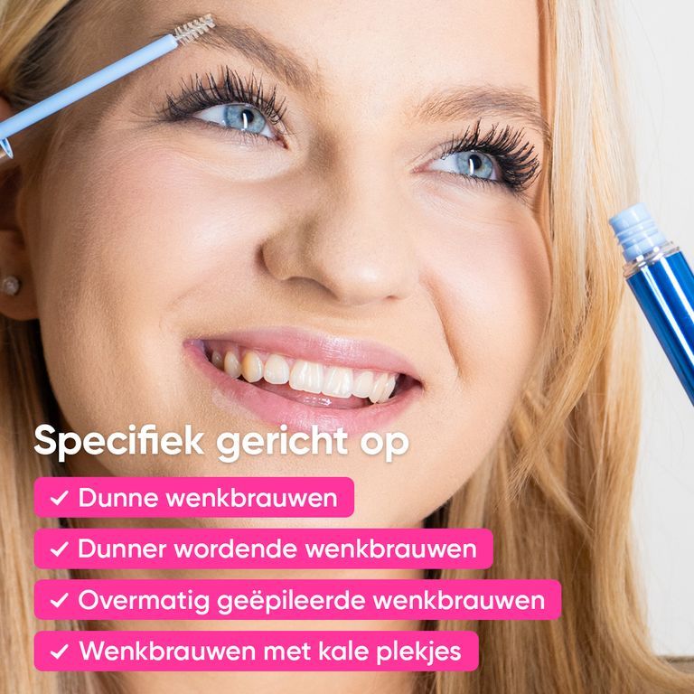 Close-up van een gezicht dat LUXE BROW serum gebruikt voor dunne, lichte of te geëpileerde wenkbrauwen. Het blauwe flesje is zichtbaar.