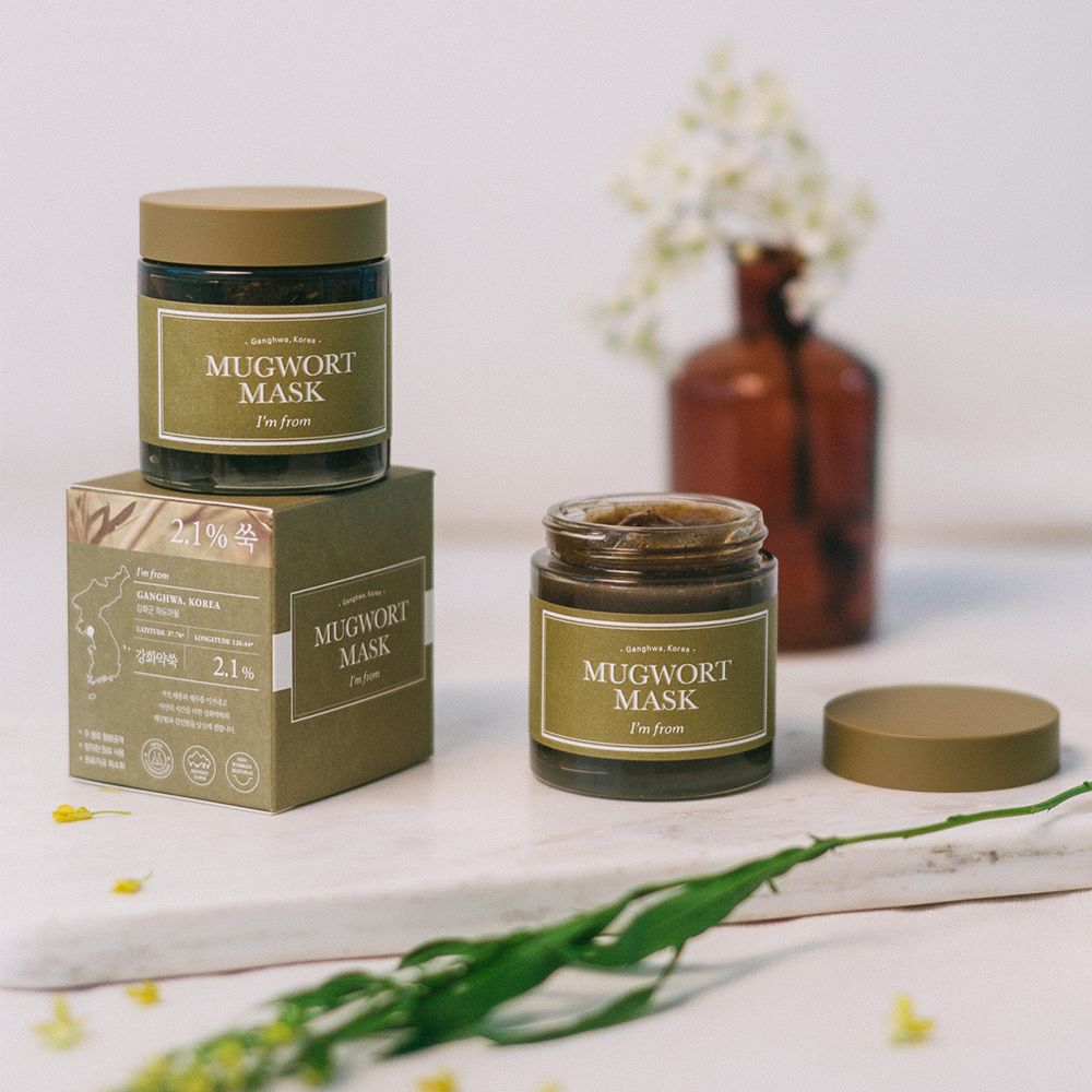 Deux pots et une boîte de Mugwort Mask. Inscription : I'M FROM Mugwort Mask. Pots bruns, couvercles et étiquettes verts.