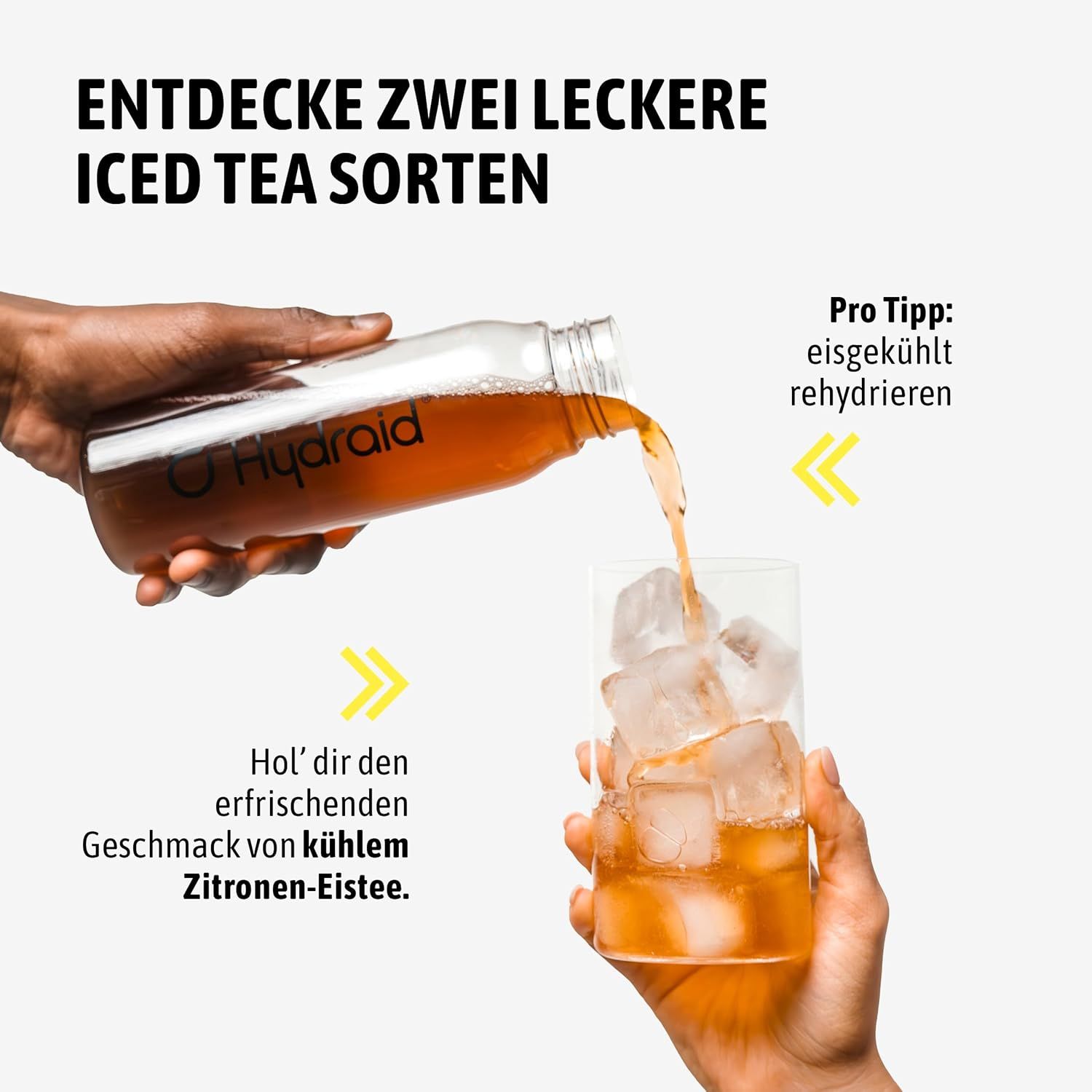 Handen schenken drank uit een Hydraid-fles in een glas met ijsblokjes. Tekst: Ontdek twee heerlijke ijsthee smaken. Haal de verfrissende smaak.