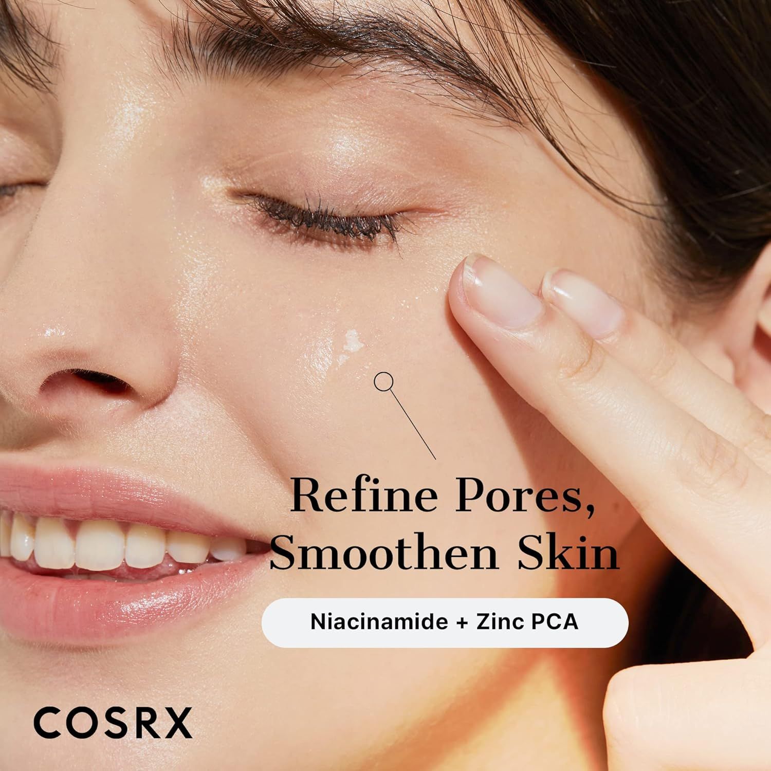 Gros plan d'un visage traité avec le sérum COSRX Niacinamide 15. Affine les pores.
