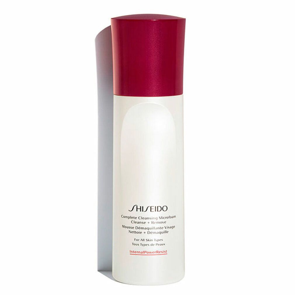 Flacon blanc et rouge Shiseido Microfoam nettoyant. Forme cylindrique, bouchon rouge. Texte: Complete Cleansing Microfoam.