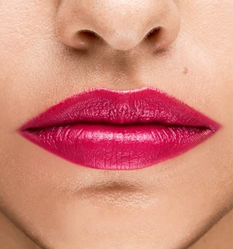 Close-up van lippen met roze lipstick. De lippen zijn vol en glanzend. Huid rond de lippen zichtbaar.