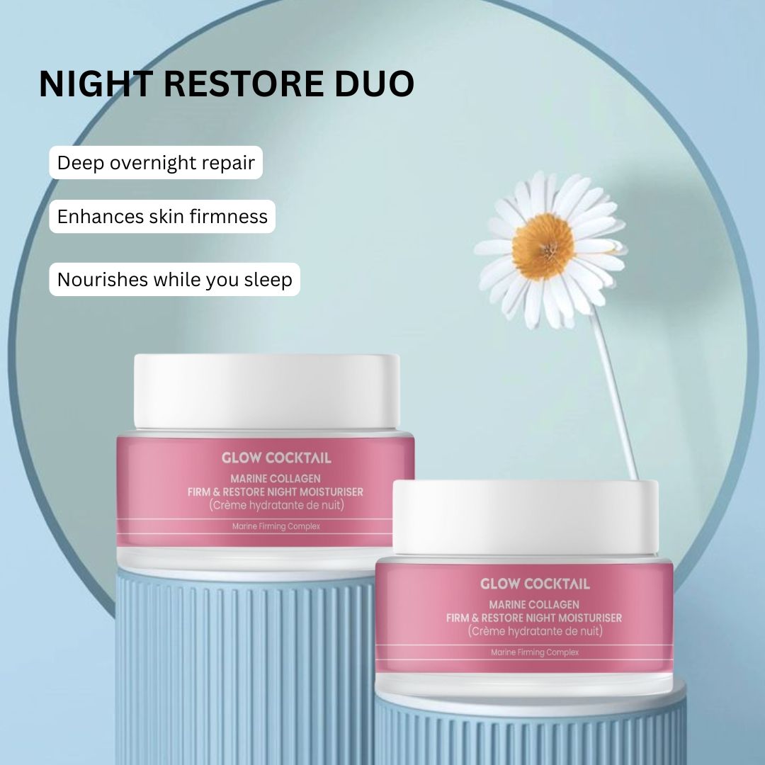 Twee roze potjes met witte deksels. Opschrift: Glow Cocktail Marine Collagen Firm & Restore Night Moisturiser. Op blauw voetstuk.