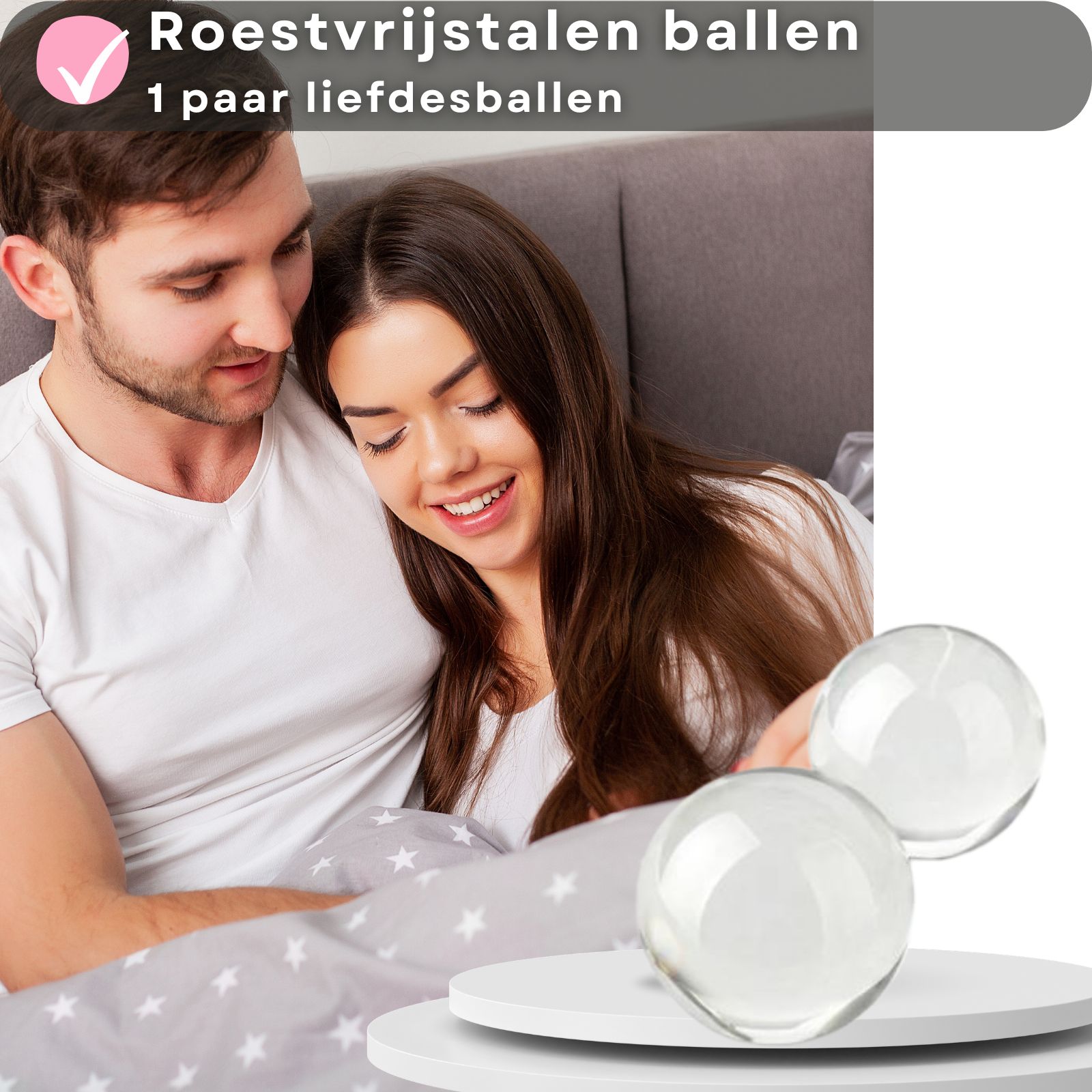 Twee roestvrijstalen ballen op sokkels, een stel op de achtergrond.