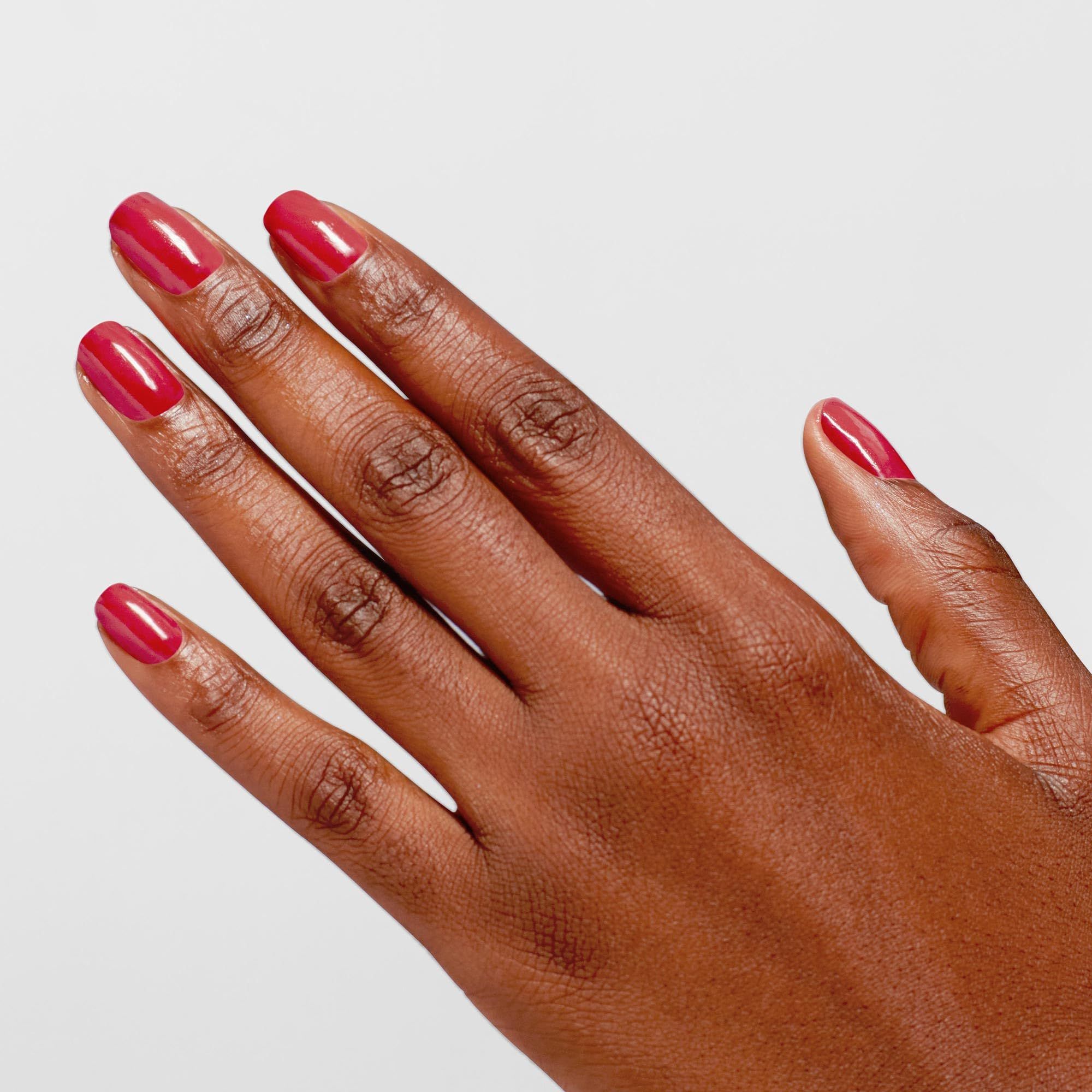 Hand met perfect gelakte rode nagels die OPI Infinite Shine lak tonen.