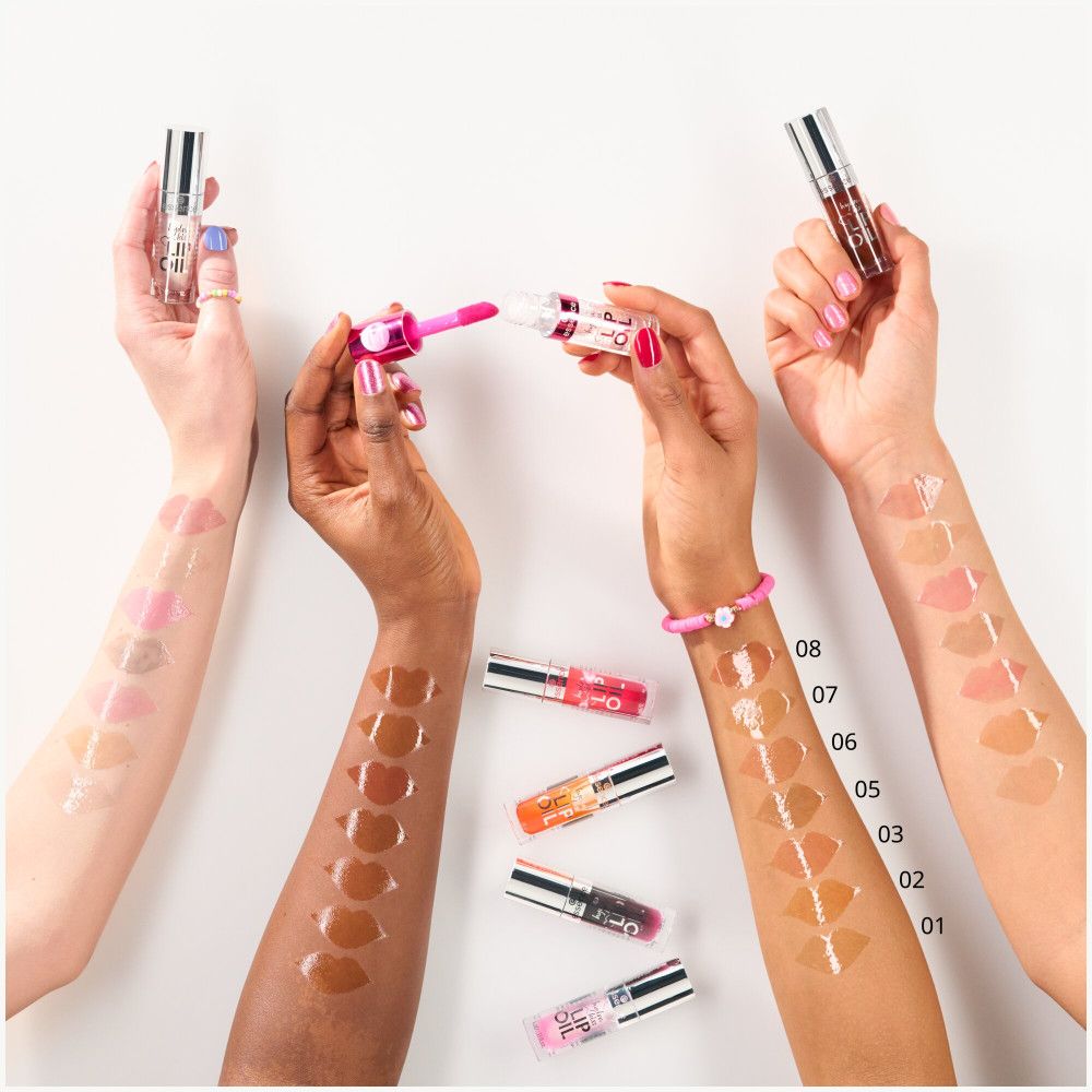 Meerdere armen tonen verschillende kleuren van Essence Hydra Kiss Lip Oil. Genummerde kleurmonsters.