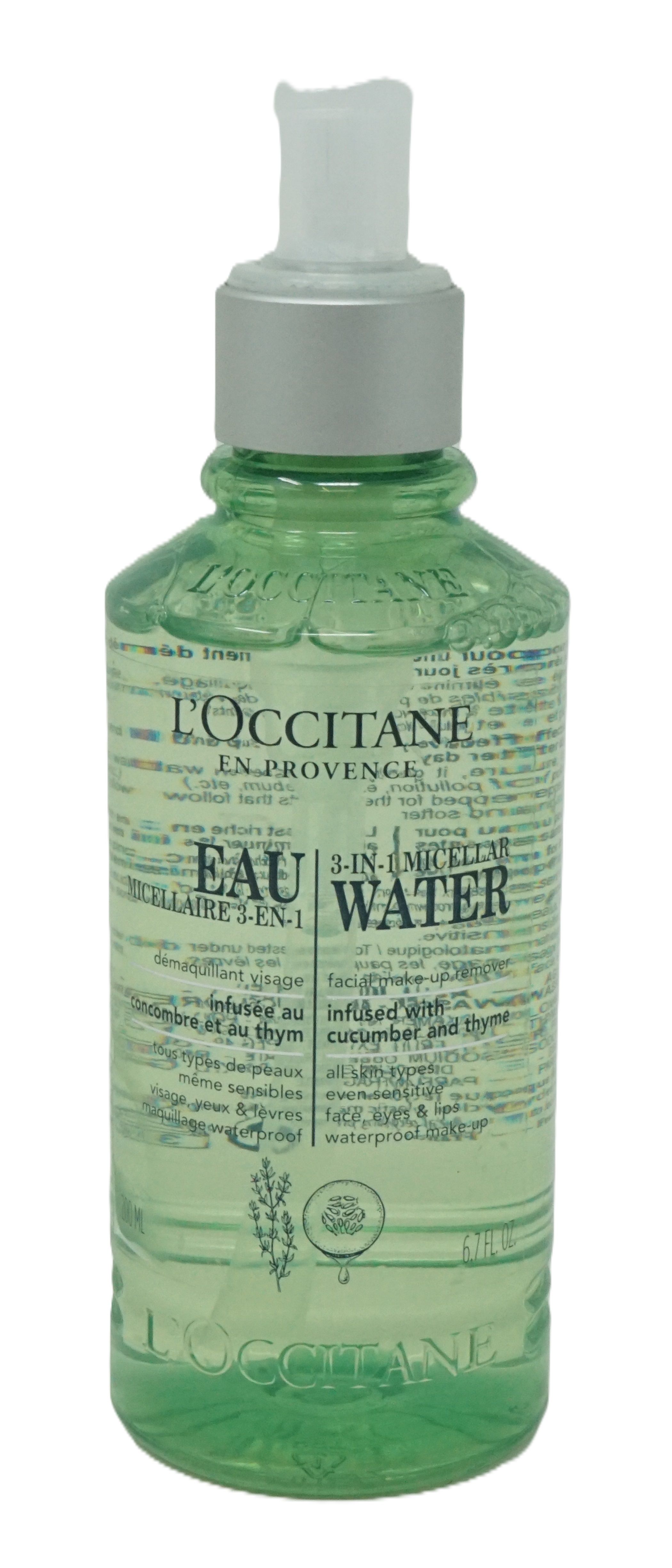 Flacon vert avec pompe. Nom du produit et marque visibles. Contient de l'eau micellaire. Infusé au concombre et au thym.