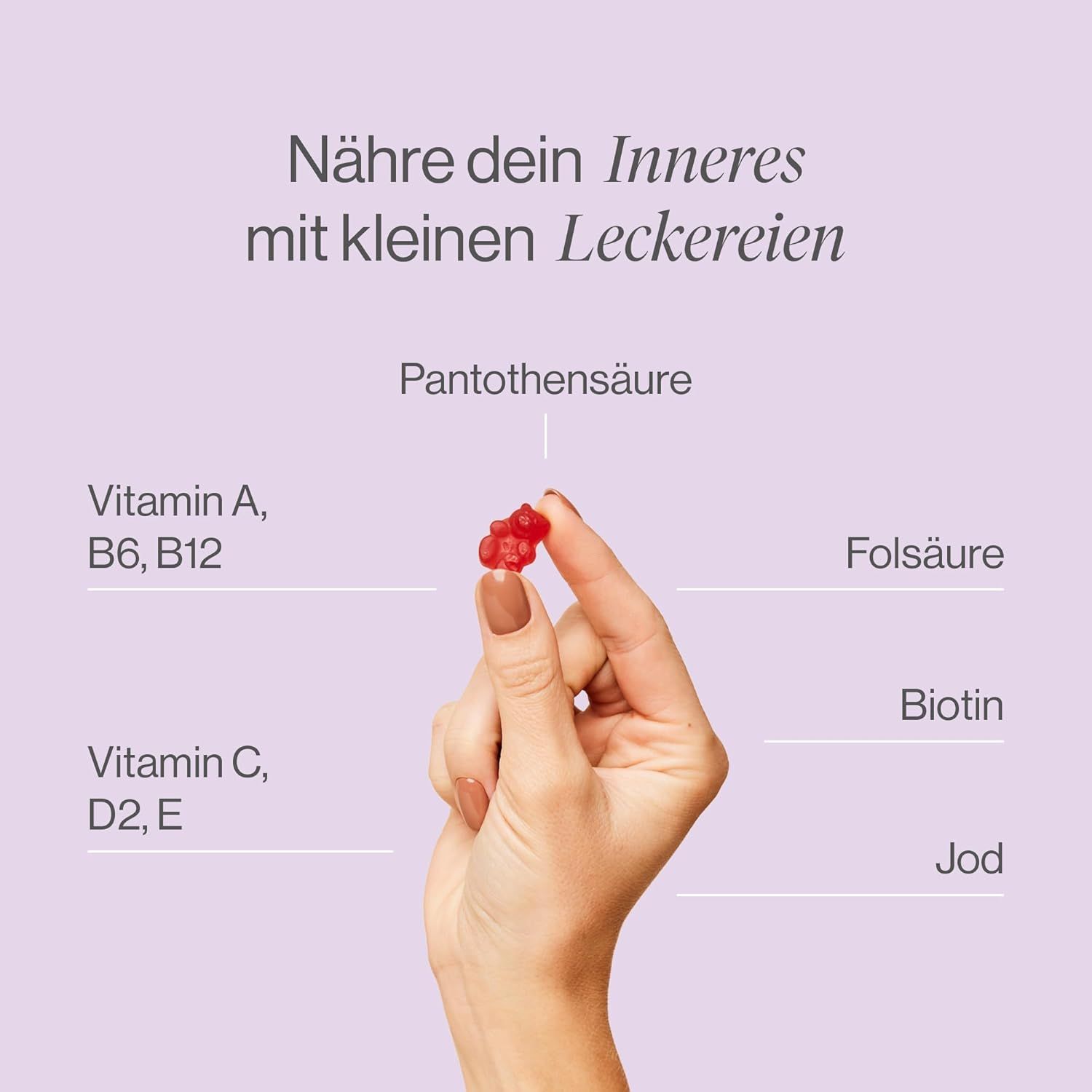 Main tenant un ours en gélatine rouge. Texte : Acide pantothénique, Vitamine A, B6, B12, Vitamine C, D2, E, Acide folique, Biotine, Iode.