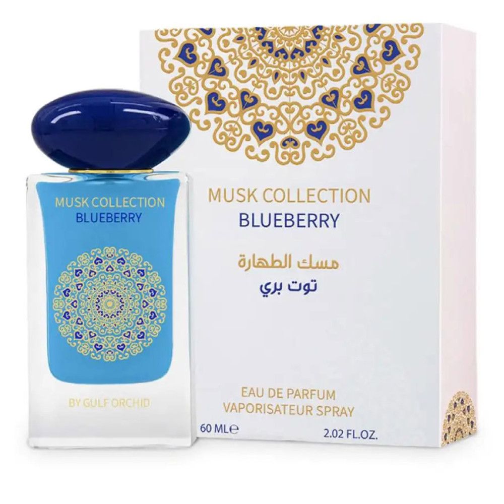 Flacon de parfum et emballage. Flacon bleu, rectangulaire, avec bouchon bleu. Emballage blanc avec motif doré et texte.