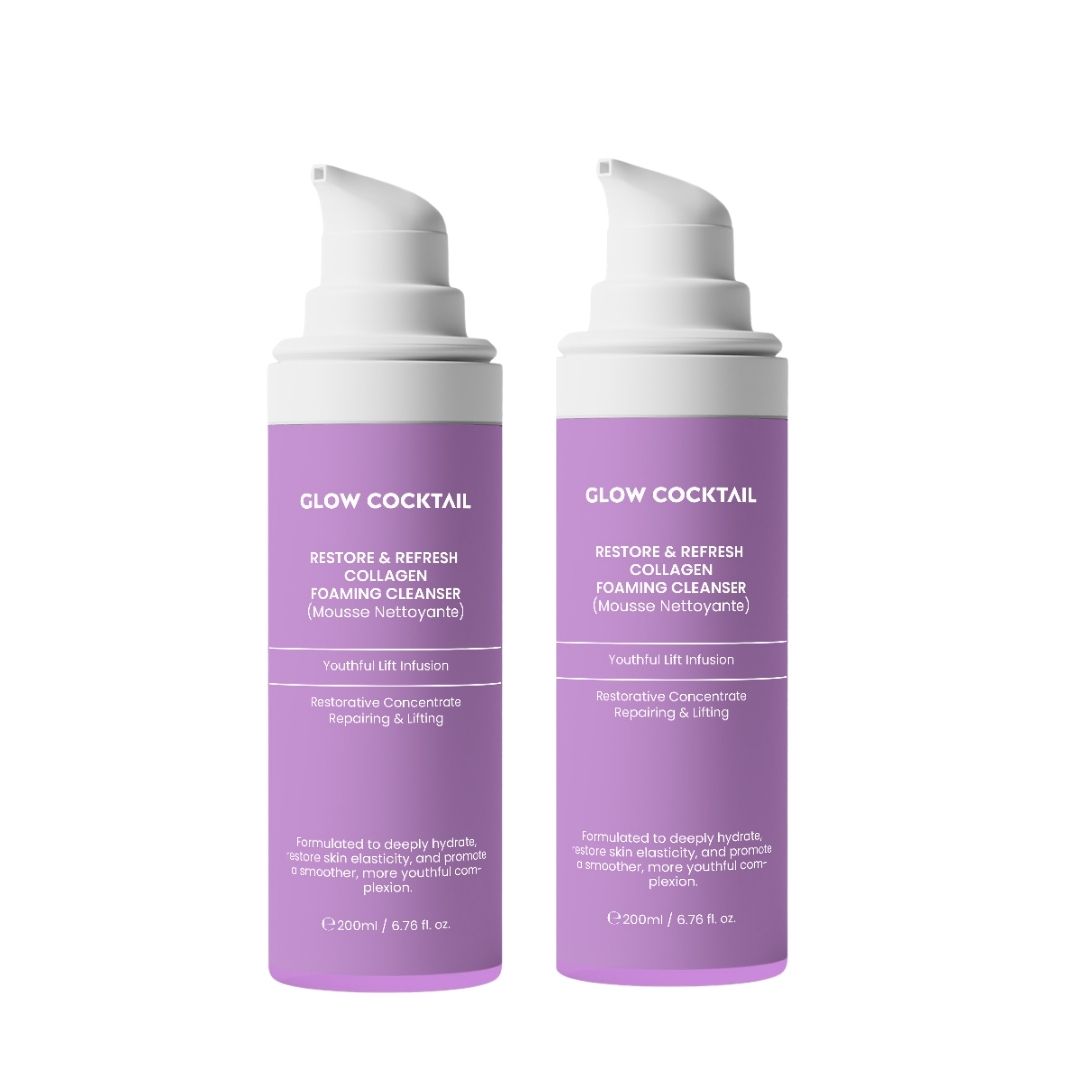 Deux flacons avec étiquettes violettes. Inscription : Glow Cocktail, Collagen Foaming Cleanser. Pompes blanches.