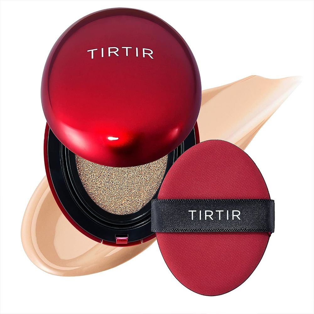 Open rode TIR TIR Mask Fit Red Mini Cushion met applicator en foundation swatches.