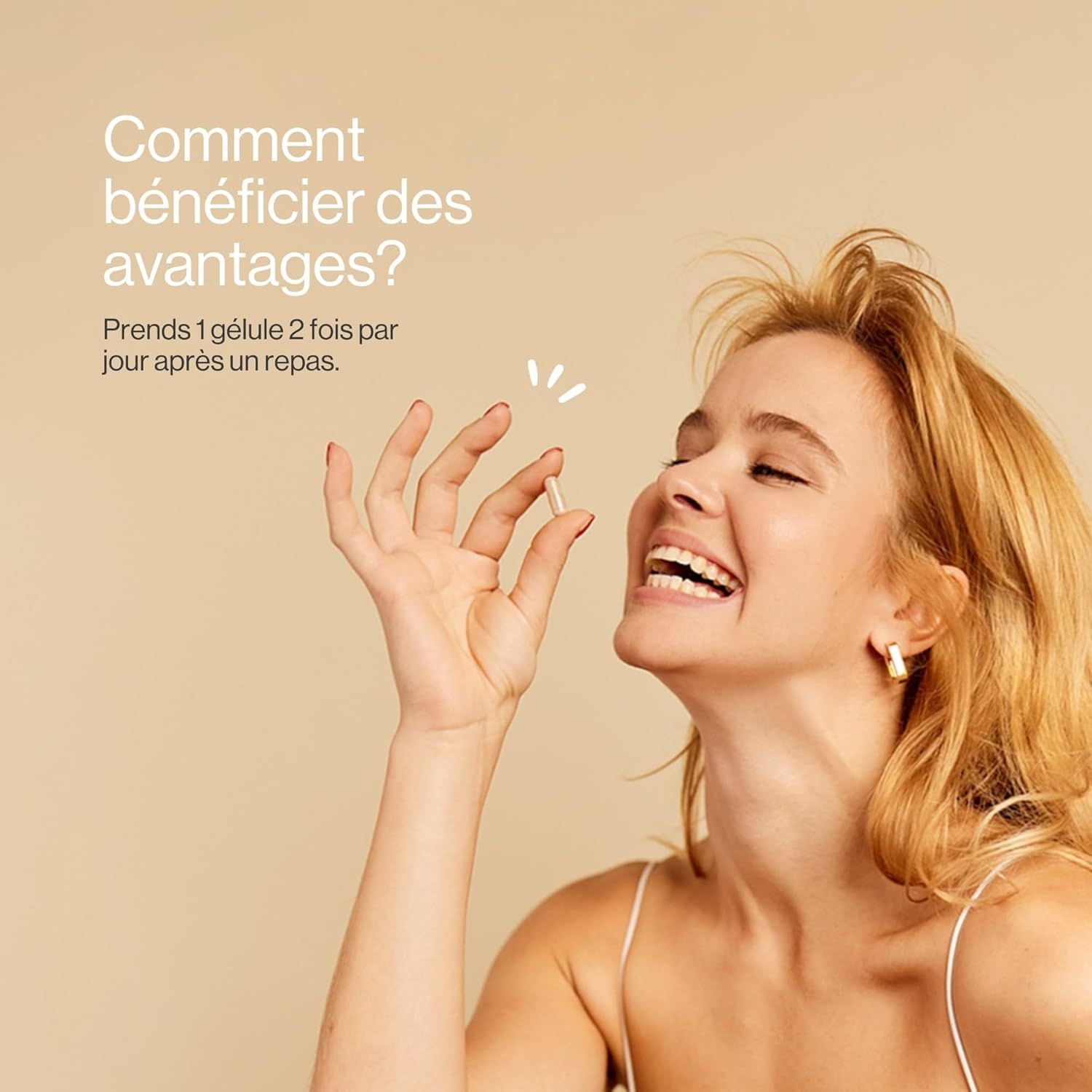 Femme tenant une gélule entre le pouce et l'index. Texte : Comment bénéficier des avantages ? Prenez 1 gélule 2 fois par jour après un repas.