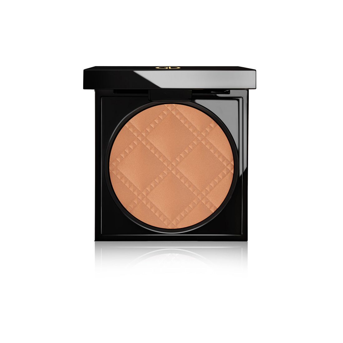 Bronzing poeder in een vierkante zwarte compacte verpakking. De poeder is lichtbruin en heeft een reliëf ruitpatroon.