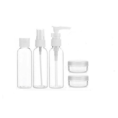 Ensemble de cinq flacons de voyage transparents : trois flacons pulvérisateurs et deux pots.