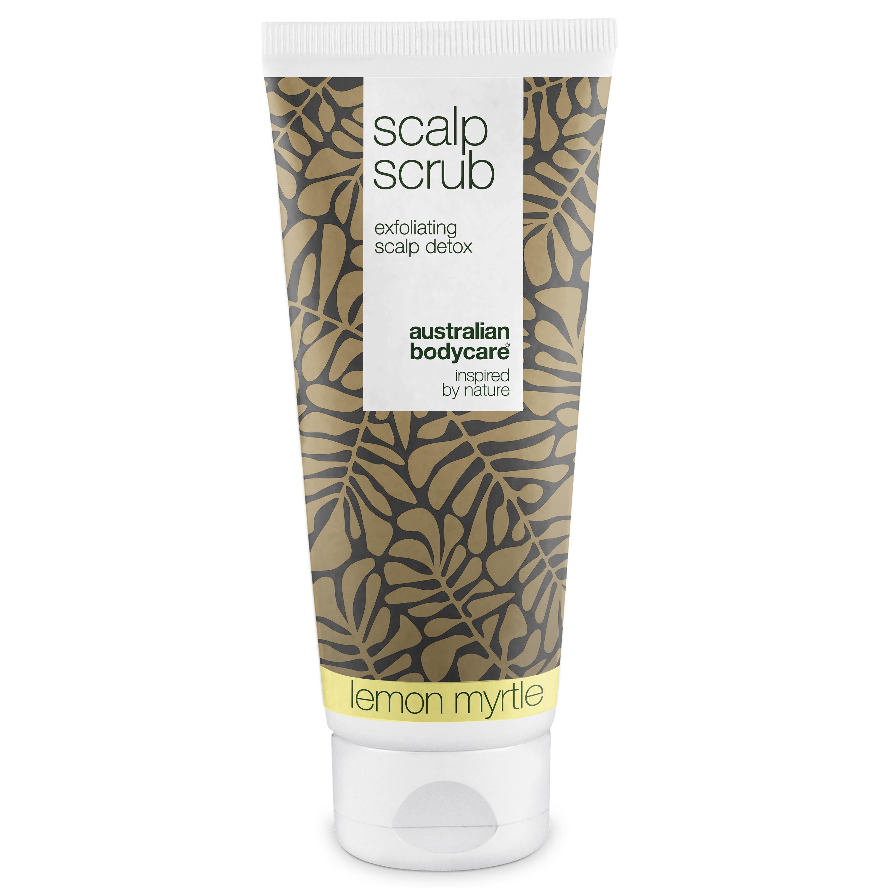 Tube blanc et beige. Inscription: SCALP SCRUB, exfoliating scalp detox, Australian Bodycare, inspired by nature. Fond floral.