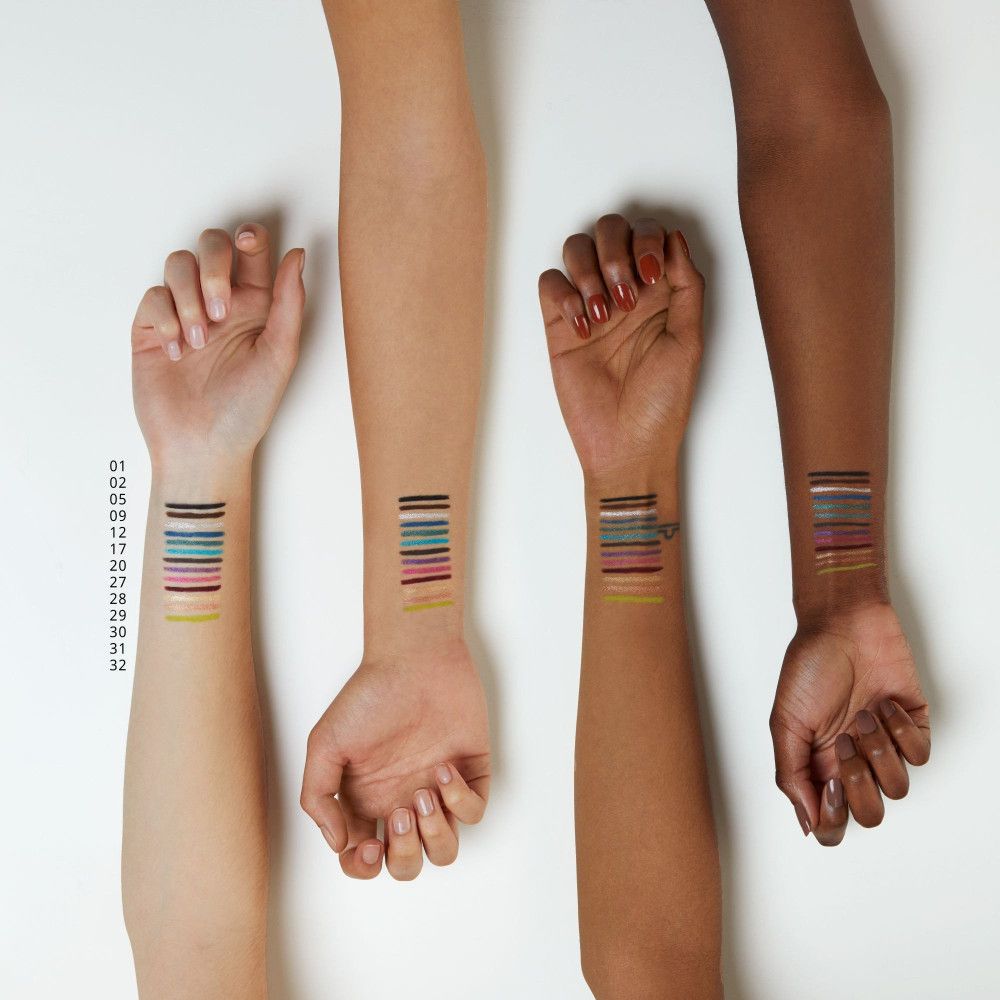 Bras avec traits de crayons pour les yeux. Différents tons de peau.