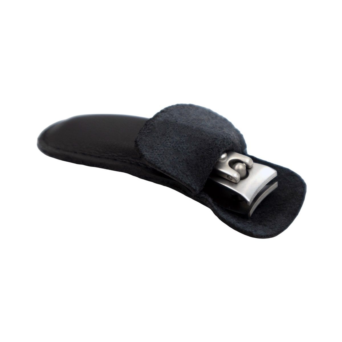 Coupe-ongles en acier inoxydable dans étui cuir noir. Ouvert, lame visible. Fond blanc.