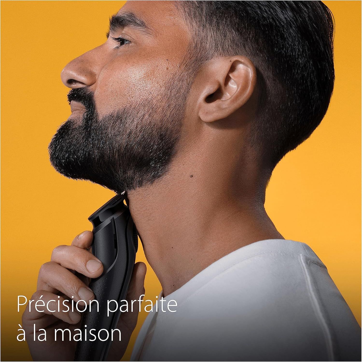 Tondeuse à barbe noire utilisée sur le cou d'un homme barbu.