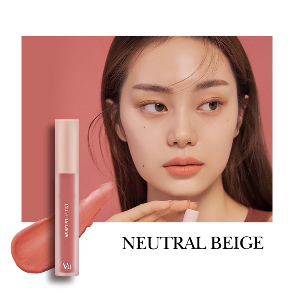 Lip tint in Neutral Beige. Aangebracht op lippen en huid. Product en model op roze achtergrond. Opschrift: Neutral Beige.