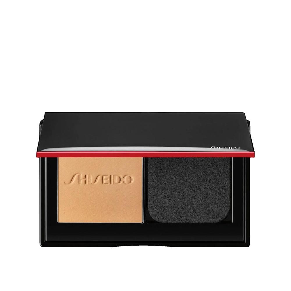 Compact poeder met spons. Zwarte etui met rode lijn en Shiseido-logo. Beige poeder. Zwarte spons.