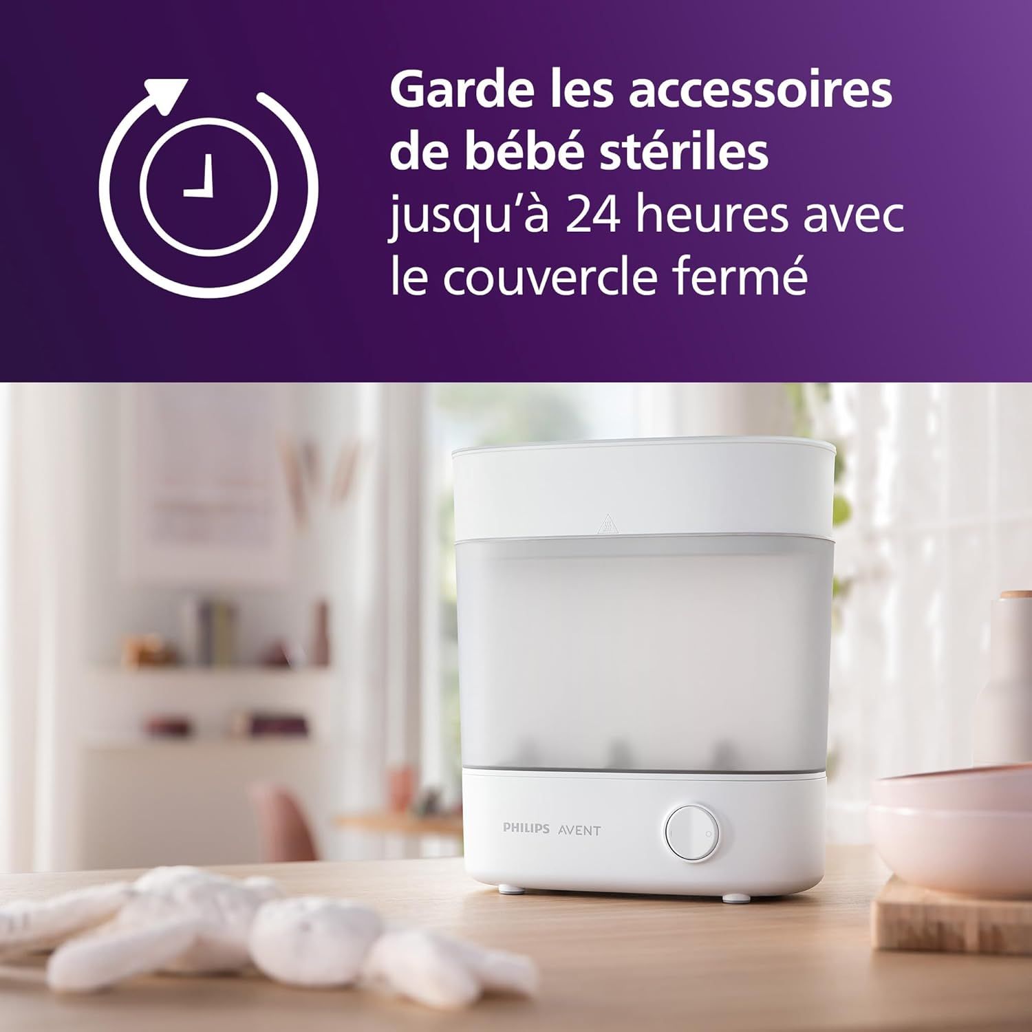 Une main place des biberons dans un stérilisateur Philips Avent, avec un symbole violet pour 6 biberons.