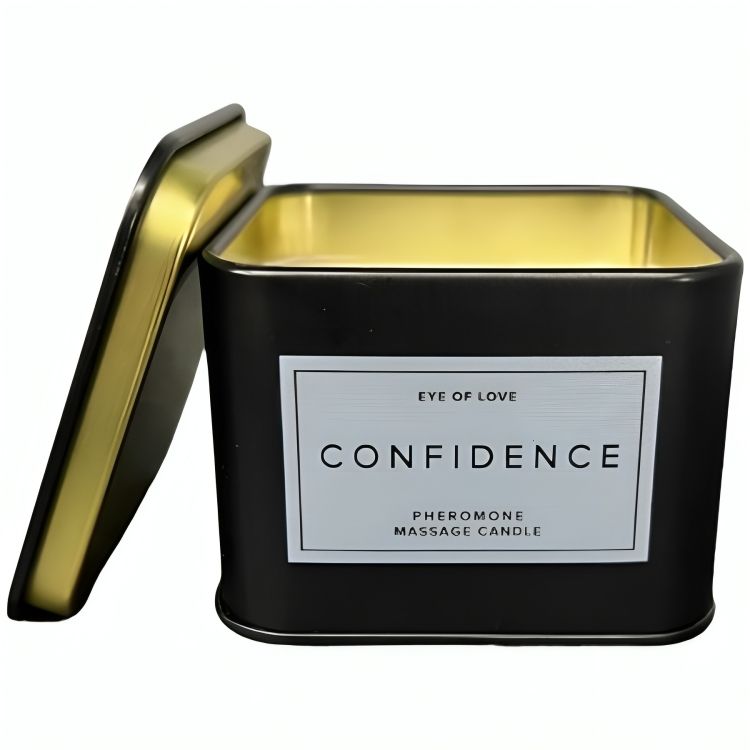 Zwarte kaars in zwarte metalen doos met deksel, opschrift "CONFIDENCE PHEROMONE MASSAGE CANDLE".