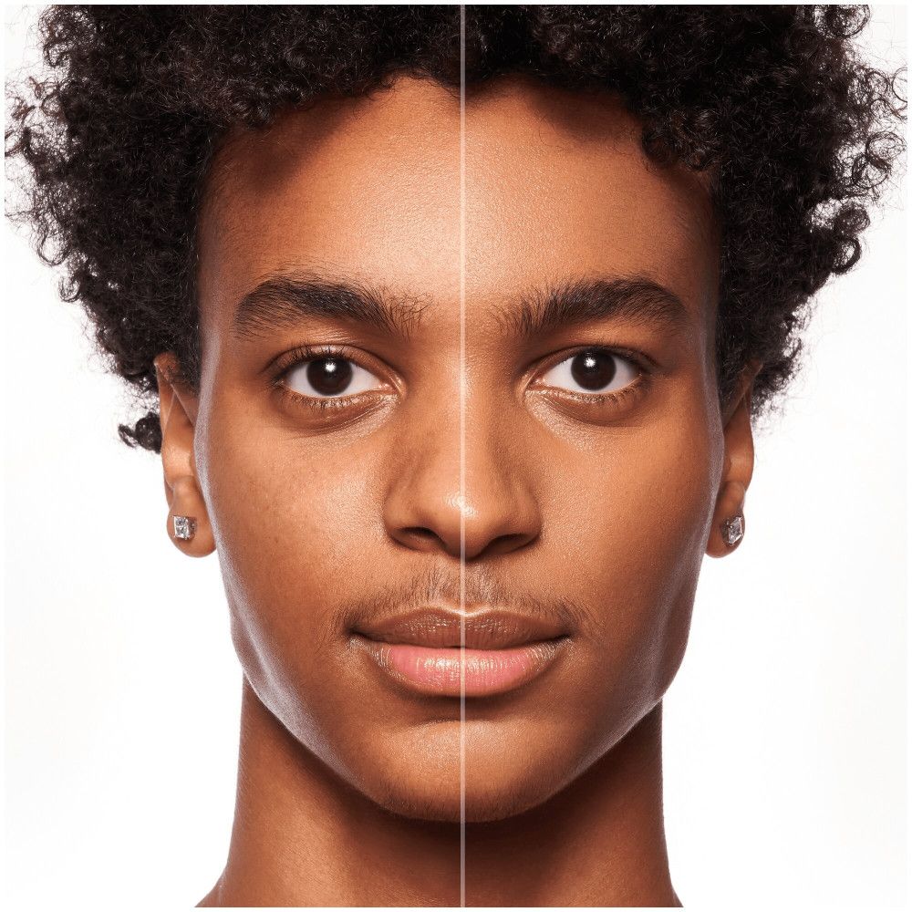 Gezicht van een man, verdeeld in twee helften. De ene helft toont ongeschminkte huid, de andere foundation.