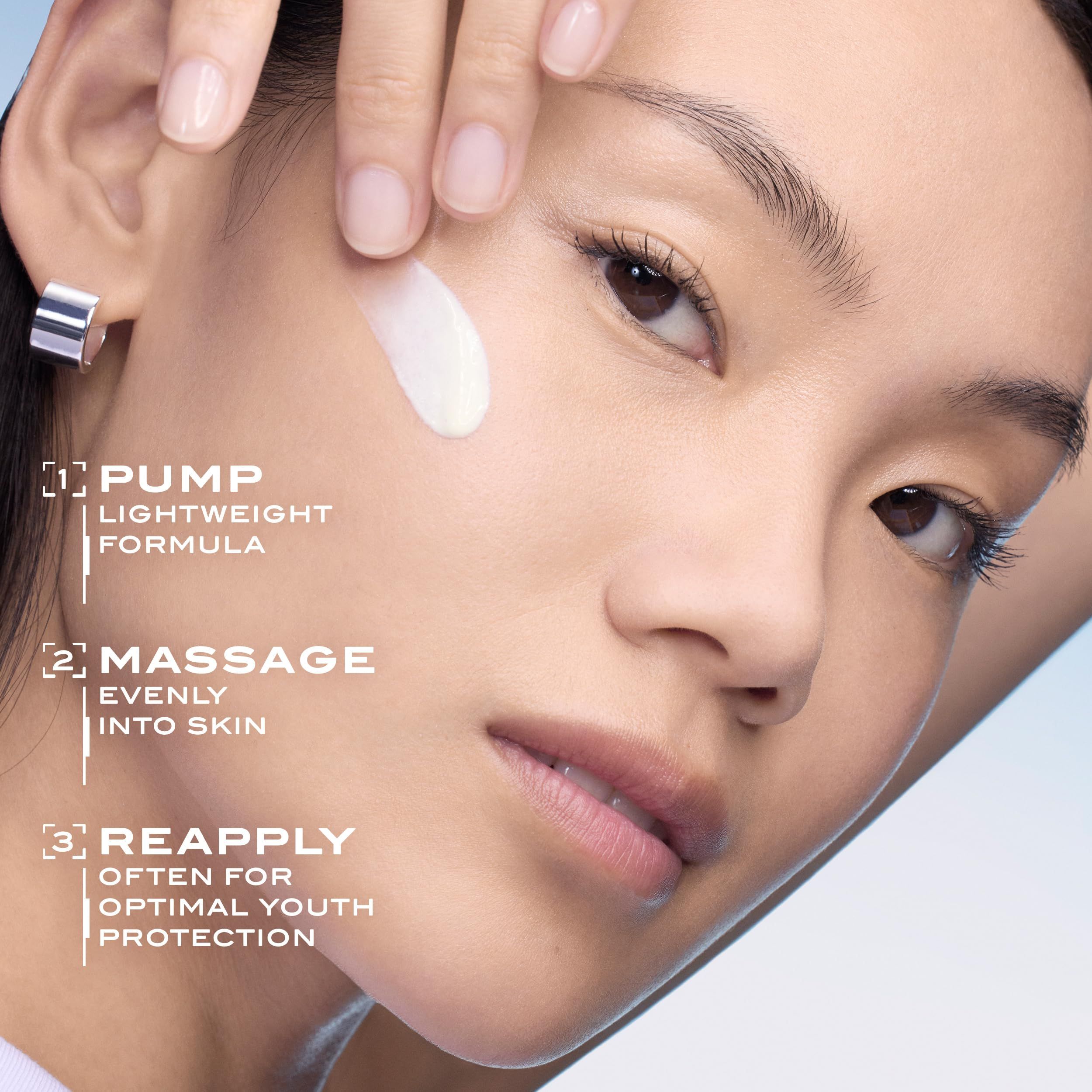 Vrouw met Lancaster Sun Perfect Illuminating Cream SPF50, toont huidverbeteringen.