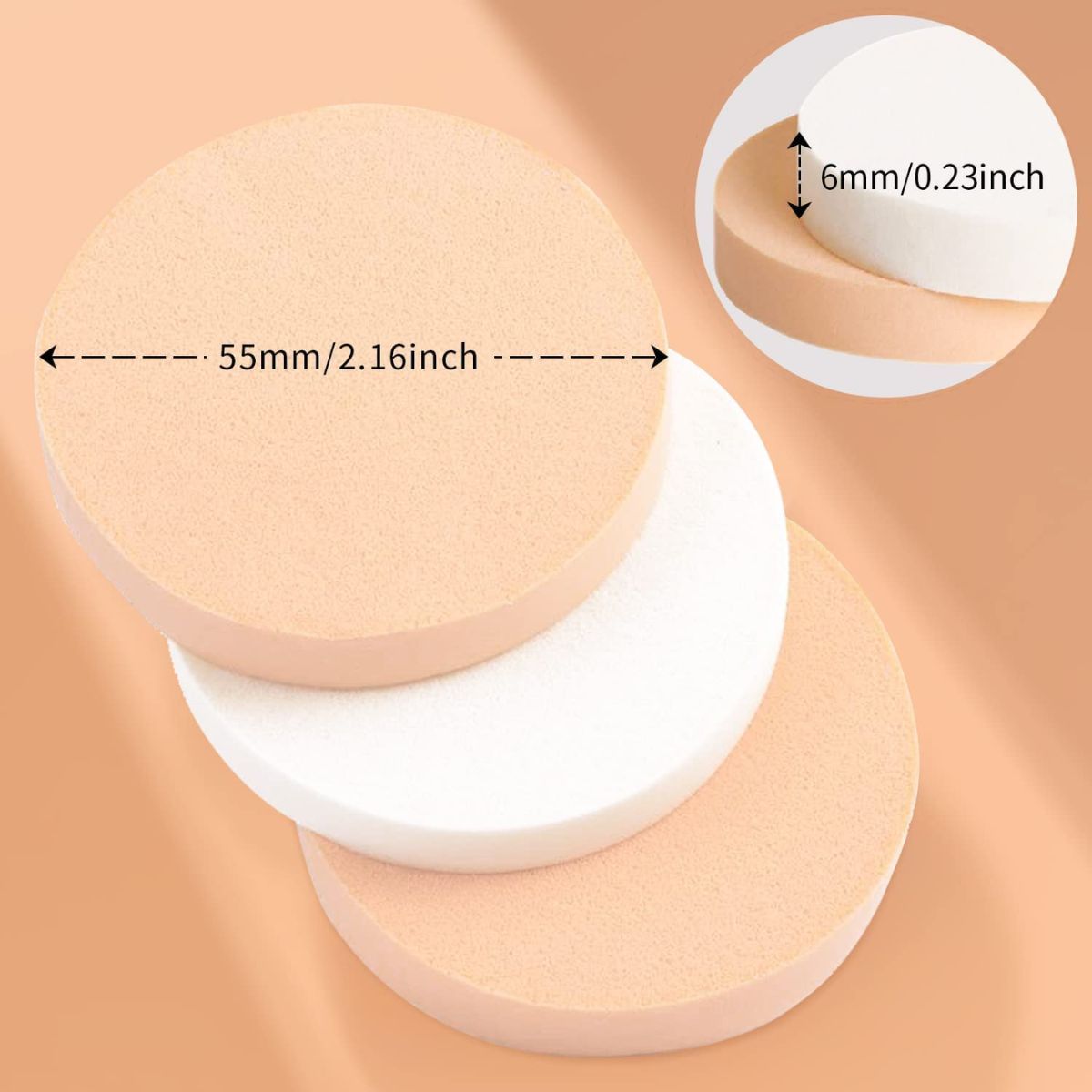Trois éponges de maquillage rondes: deux beiges, une blanche. Dimensions: 55mm diamètre, 6mm épaisseur.
