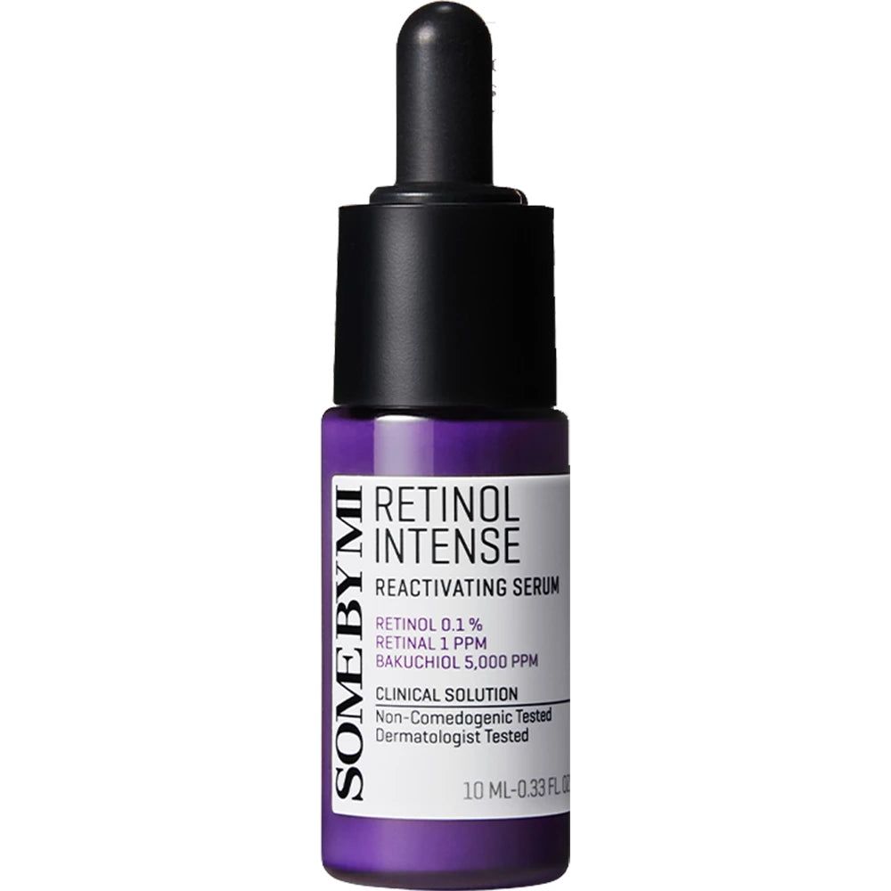 Flacon violet avec bouchon noir et pipette. Inscription : Retinol Intense Reactivating Serum. Marque : SOME BY MI.