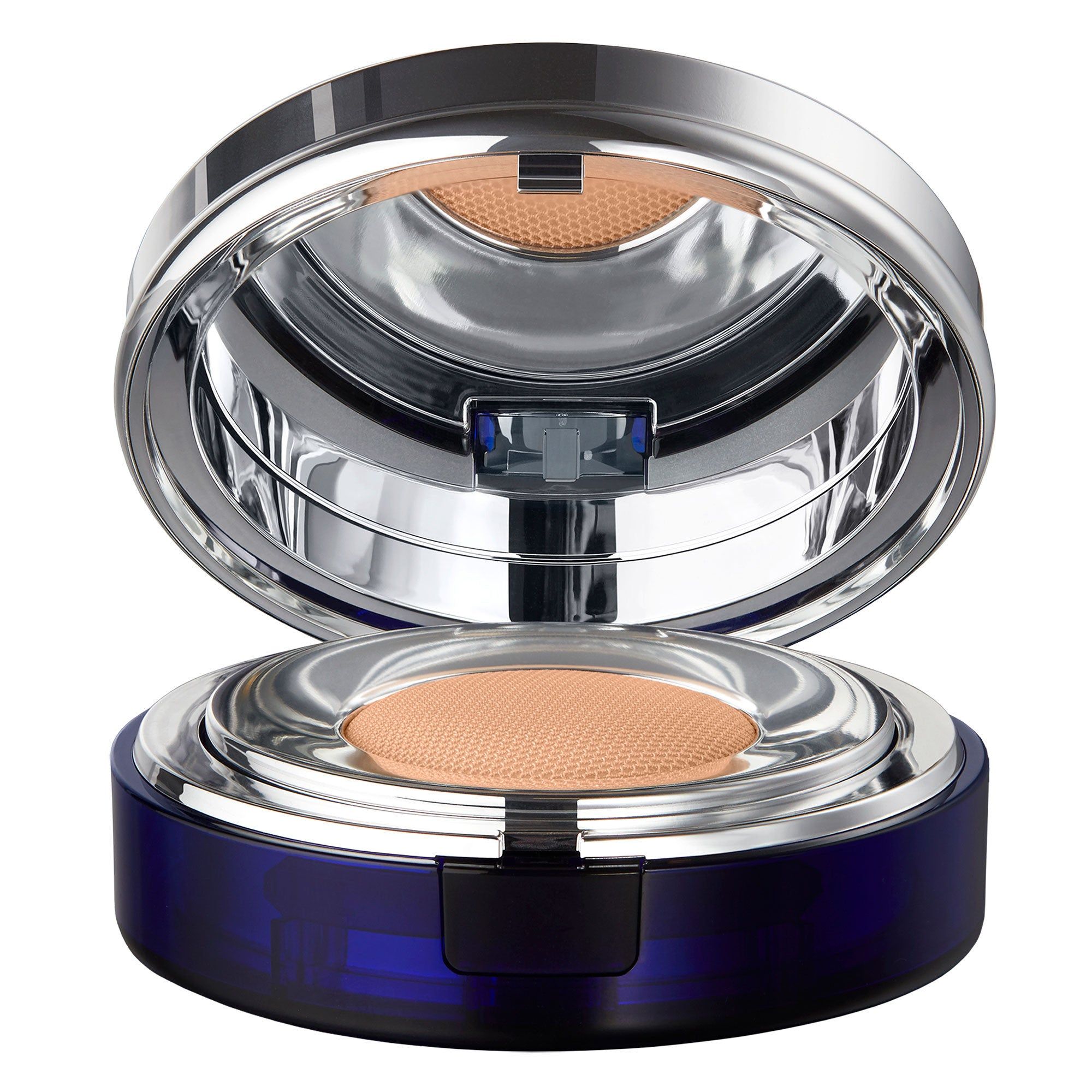 Open compacte foundation. Blauwe basis, zilveren deksel. Binnenkant: spons met getint product. Merk niet zichtbaar.
