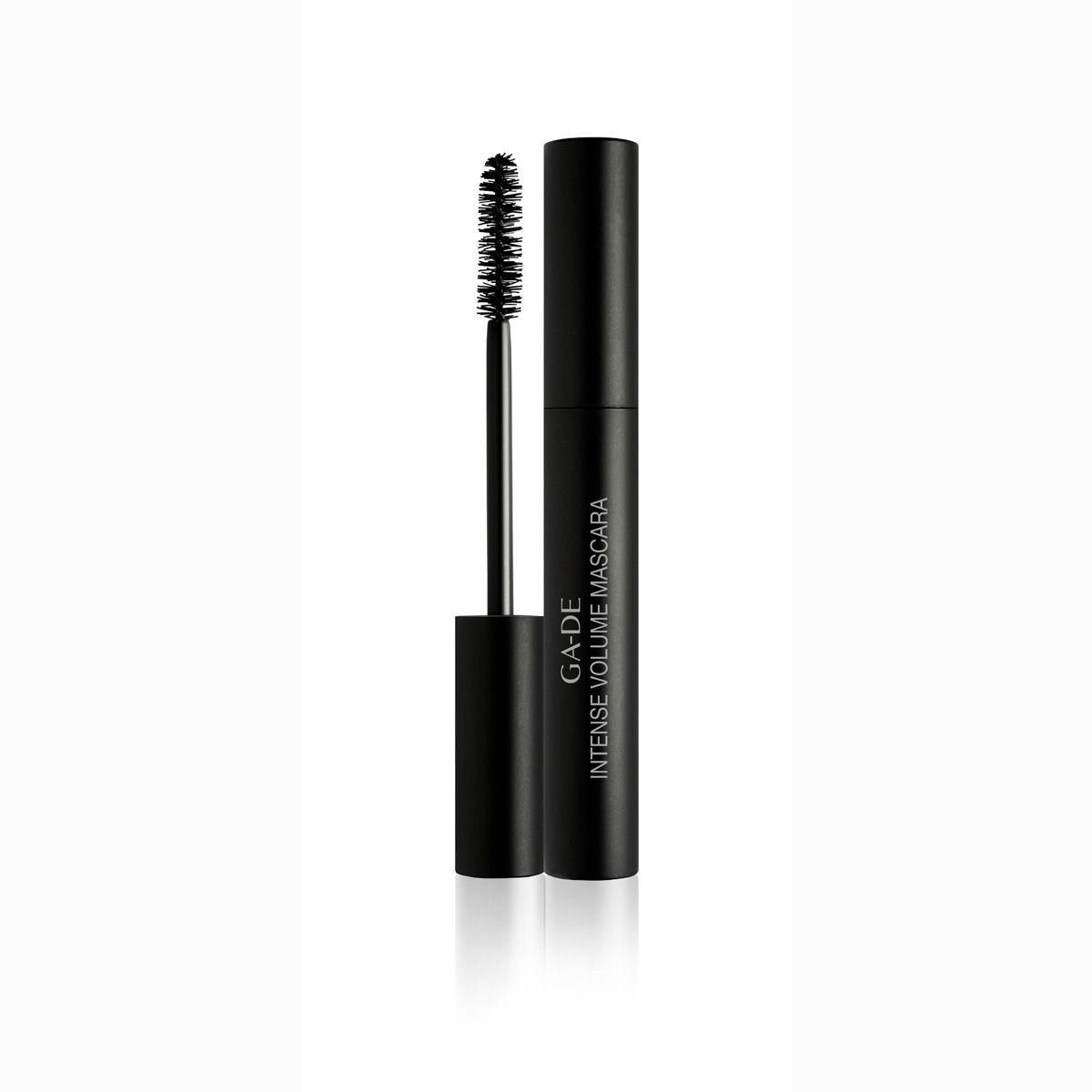 Tube de mascara noir avec brosse. Inscription: GA-DE Intense Volume Mascara.
