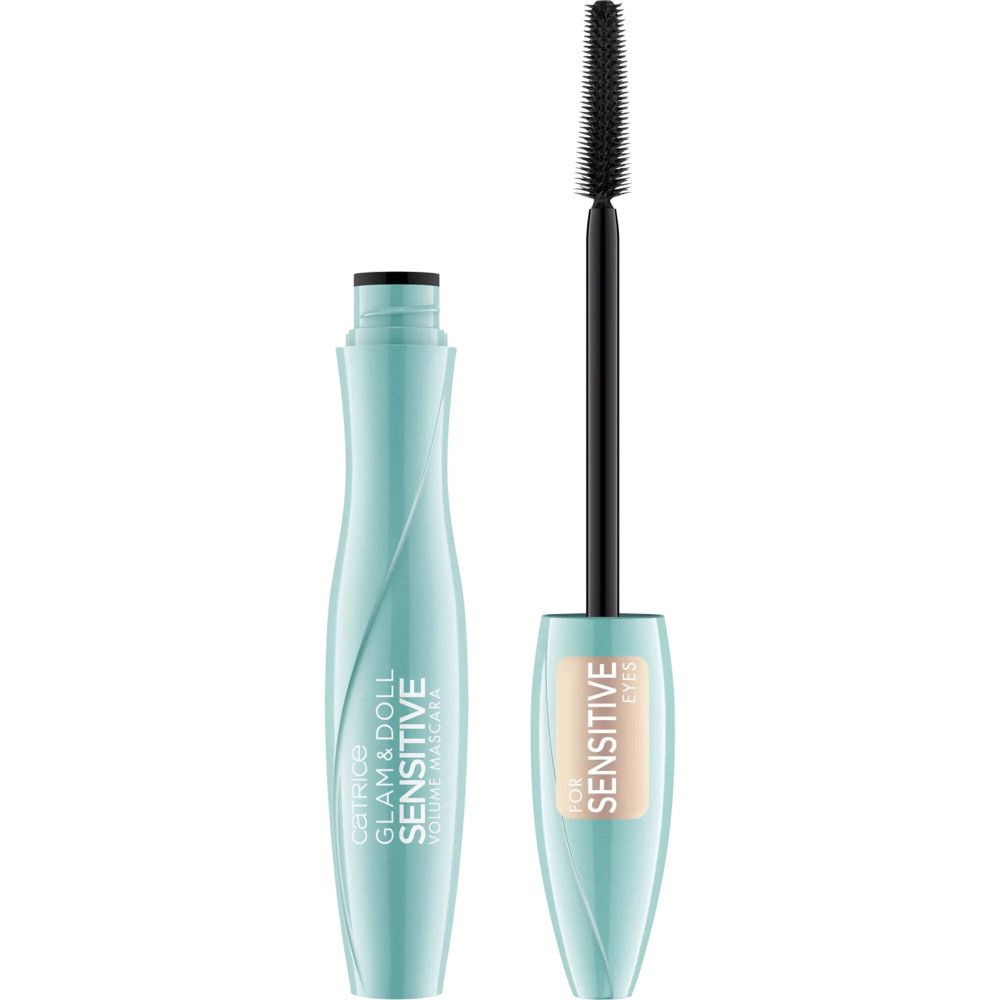 Brosse de mascara turquoise avec brosse noire. Ouvert, à côté, le tube de mascara. Inscription : Glam & Doll Sensitiv.