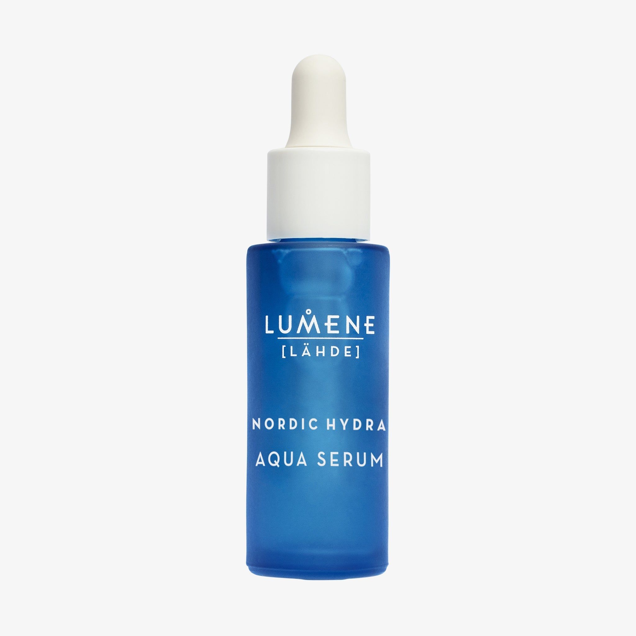 Flacon bleu avec bouchon blanc et pipette. Inscription : Lumene [LAHDE] Nordic Hydra Aqua Serum.