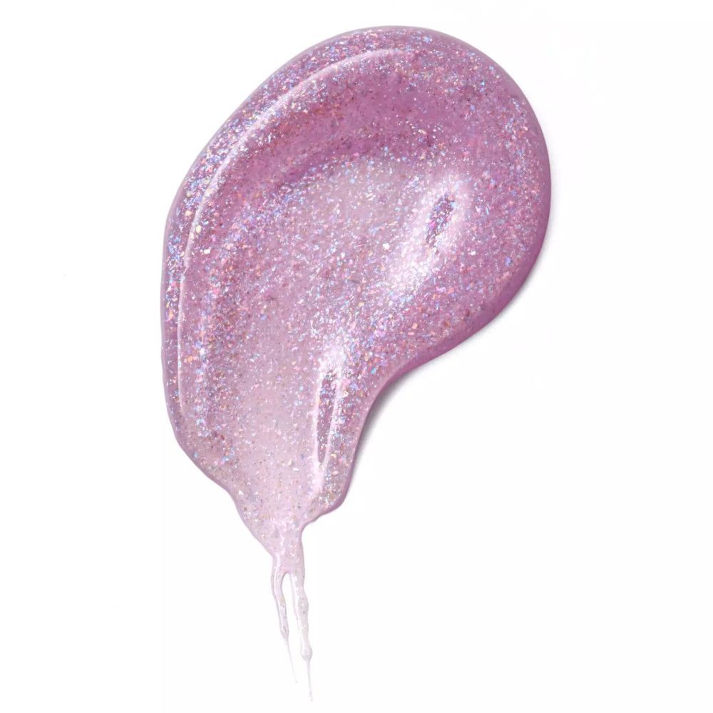 Een klodder roze lipgloss met glitter. De klodder heeft een druppelvorm en staat op een witte achtergrond.