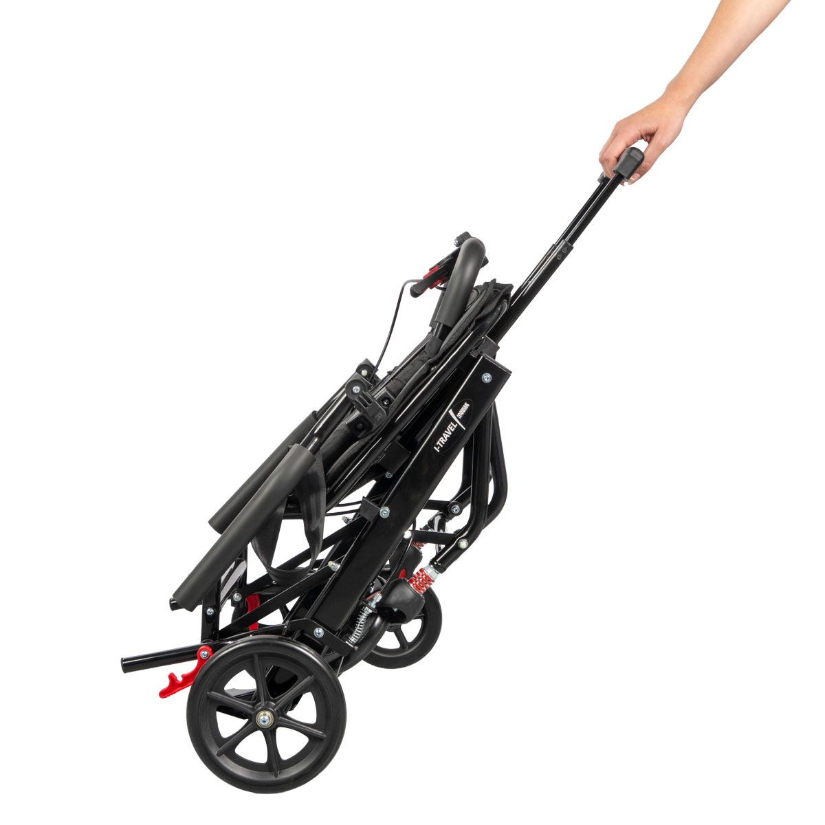 Opgevouwen zwarte rolstoel, vastgehouden door een hand. Vier wielen zichtbaar. I-Travel logo.