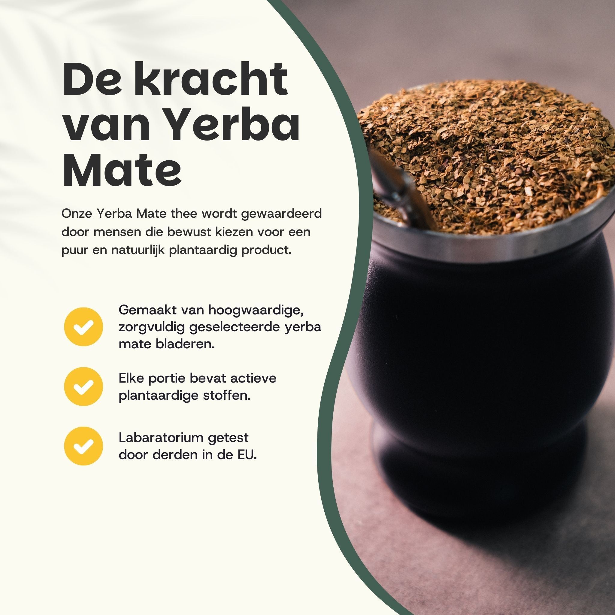 Close-up van een zwarte beker met yerba mate. Tekst: De kracht van yerba mate. Uitgelicht: gemaakt van hoogwaardige yerba mate bladeren.