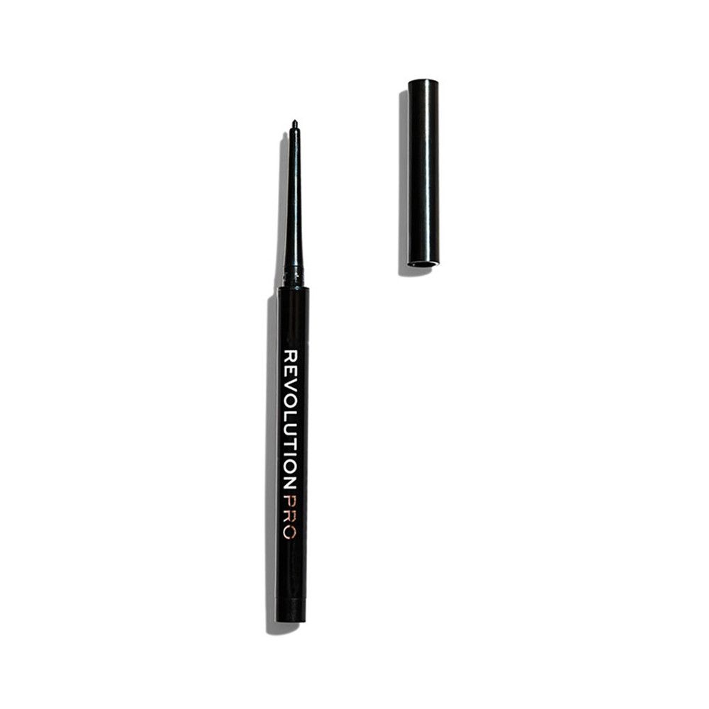 Crayon eyeliner noir avec capuchon ouvert. Le crayon porte l'inscription REVOLUTION PRO.