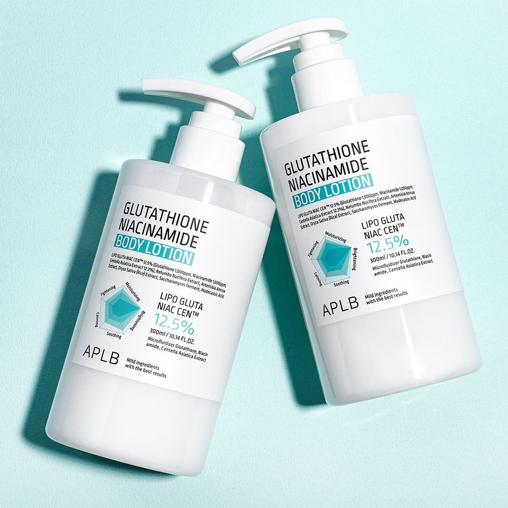 Twee witte pompflesjes met Glutathion Niacinamide Body Lotion op lichtblauwe achtergrond.
