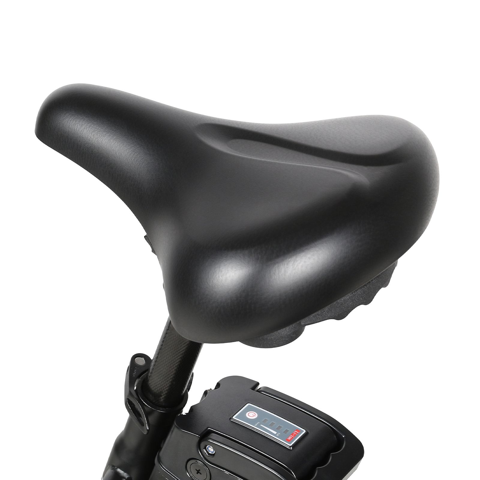 Selle de vélo noire. La selle est montée sur un cadre noir. Batterie visible.