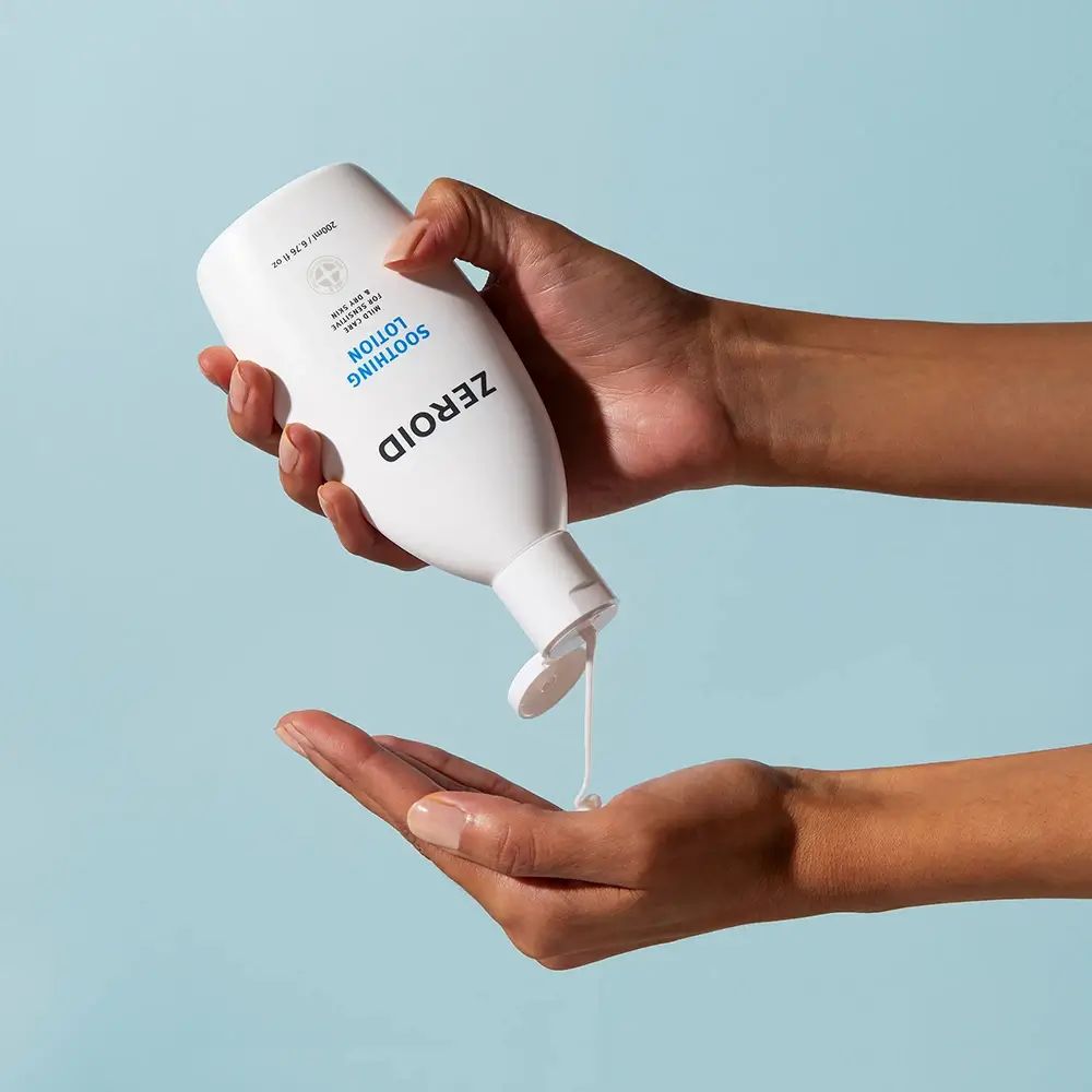 Flacon blanc ZEROID Soothing Lotion, contenu versé dans la main. Logo et texte bleus. Contient 200ml/6.76 fl oz.