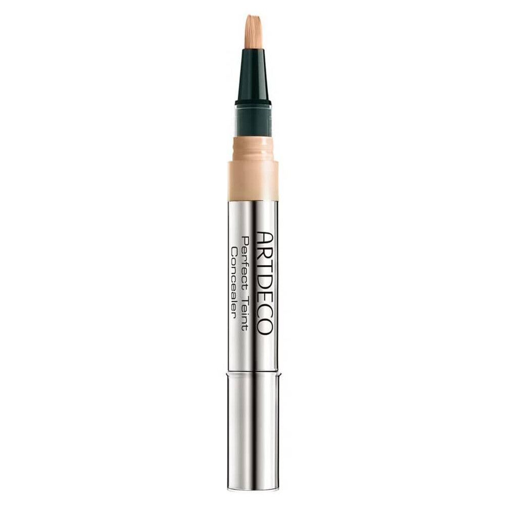 Concealer met applicator. Zilverkleurige pen met productnaam en tint. Beige punt.