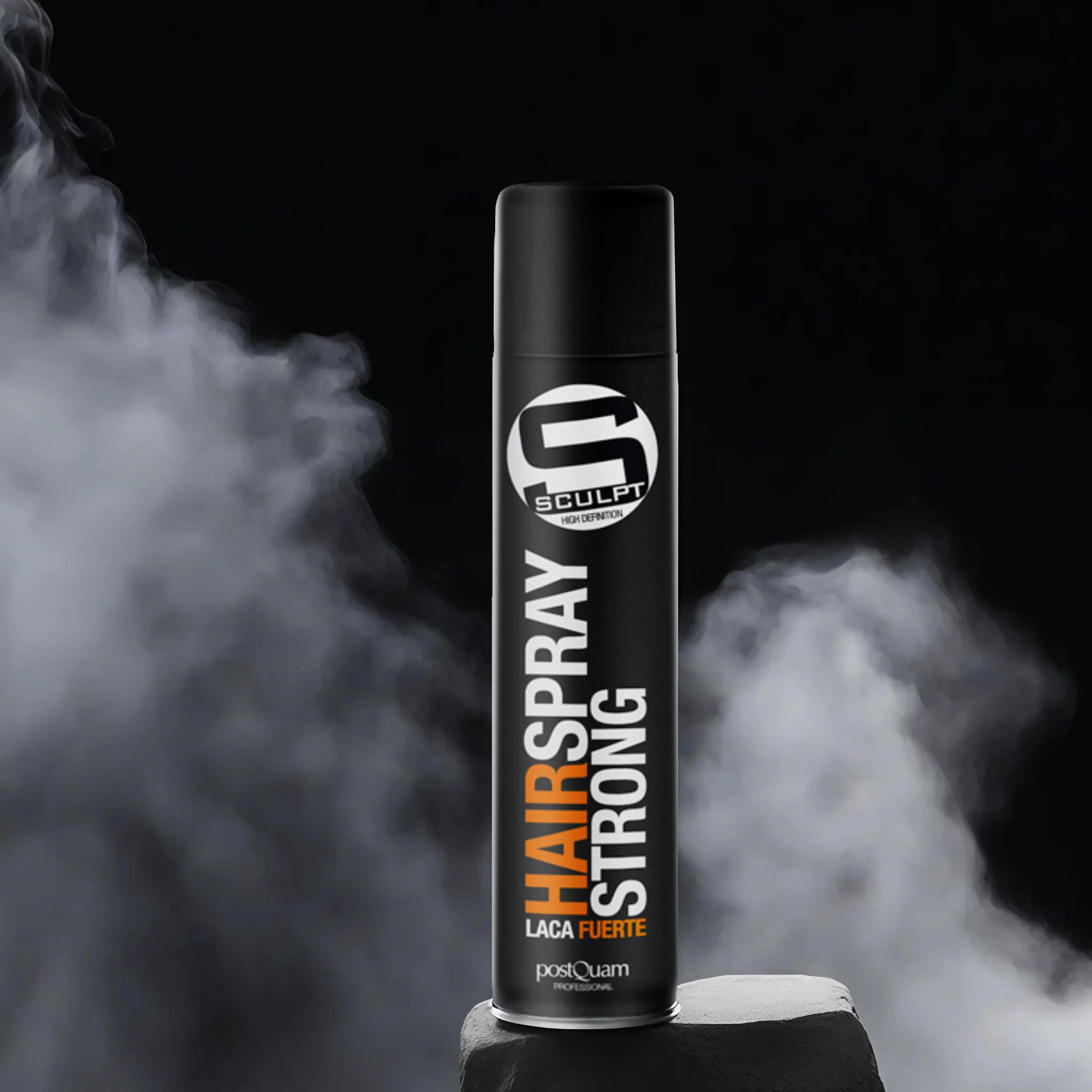 Zwarte haarspraybus met wit 'S' logo. Opschrift 'HAIRSPRAY STRONG' en 'LACA FUERTE'. Merk 'PostQuam'. Rokerige achtergrond.